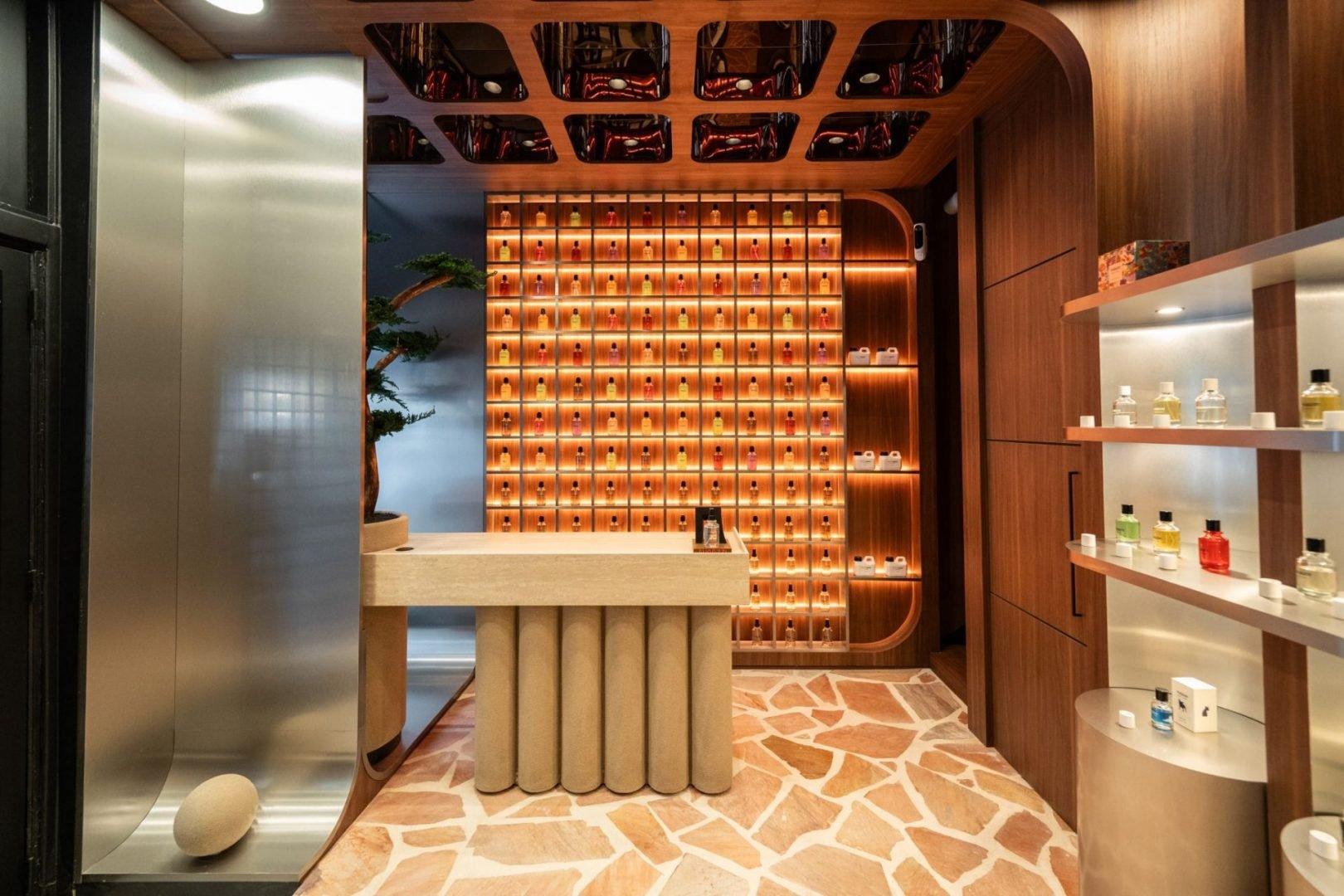 Winkel met verlichte wand achter de toonbank