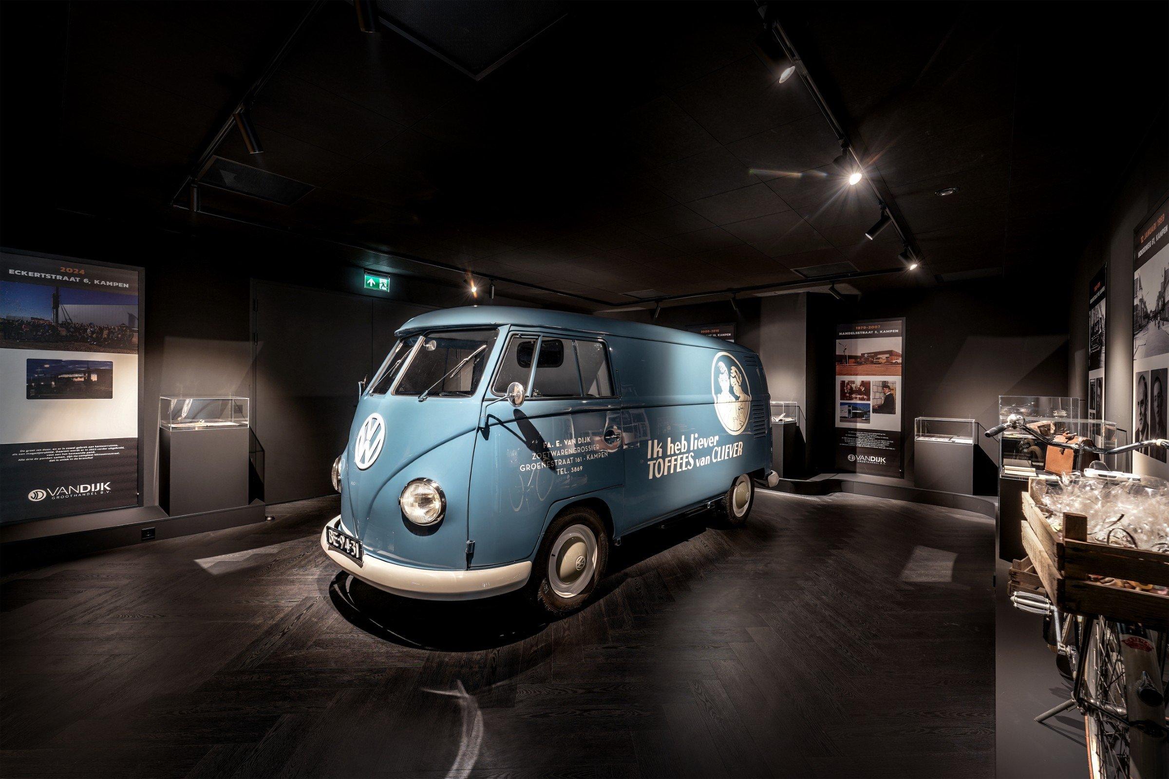 Showroom met een klassiek busje onder spots
