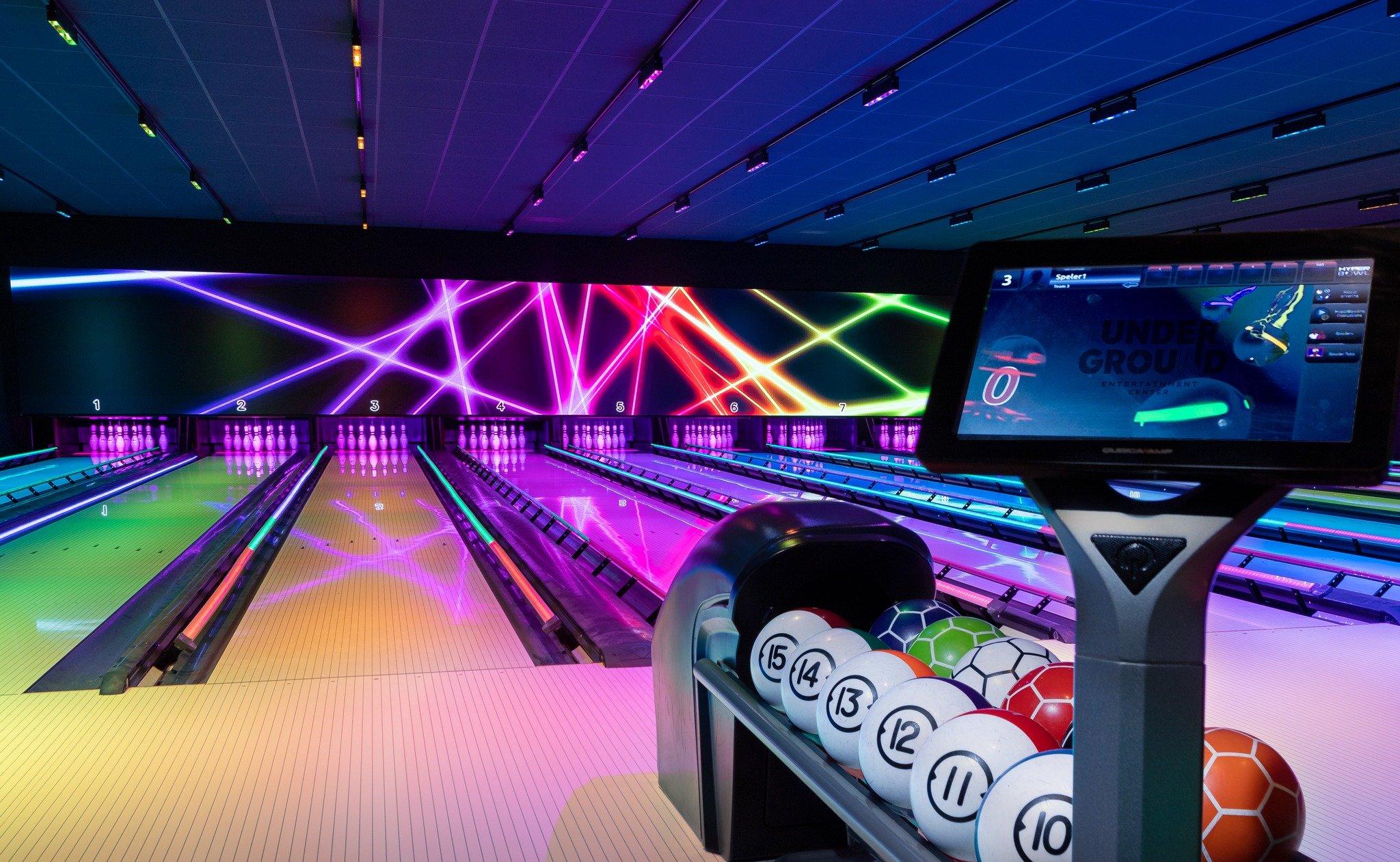 Bowlingbaan met kleurige lichtstralen