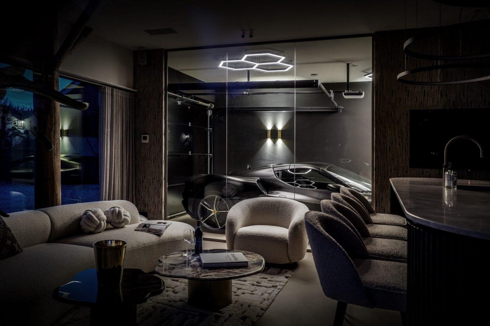 Lounge met fauteuils onder ringvormige lampen