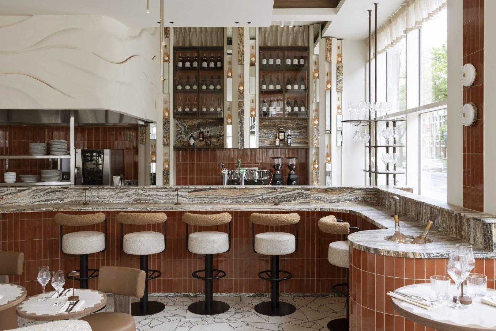 Terracotta bar met witte barkrukken