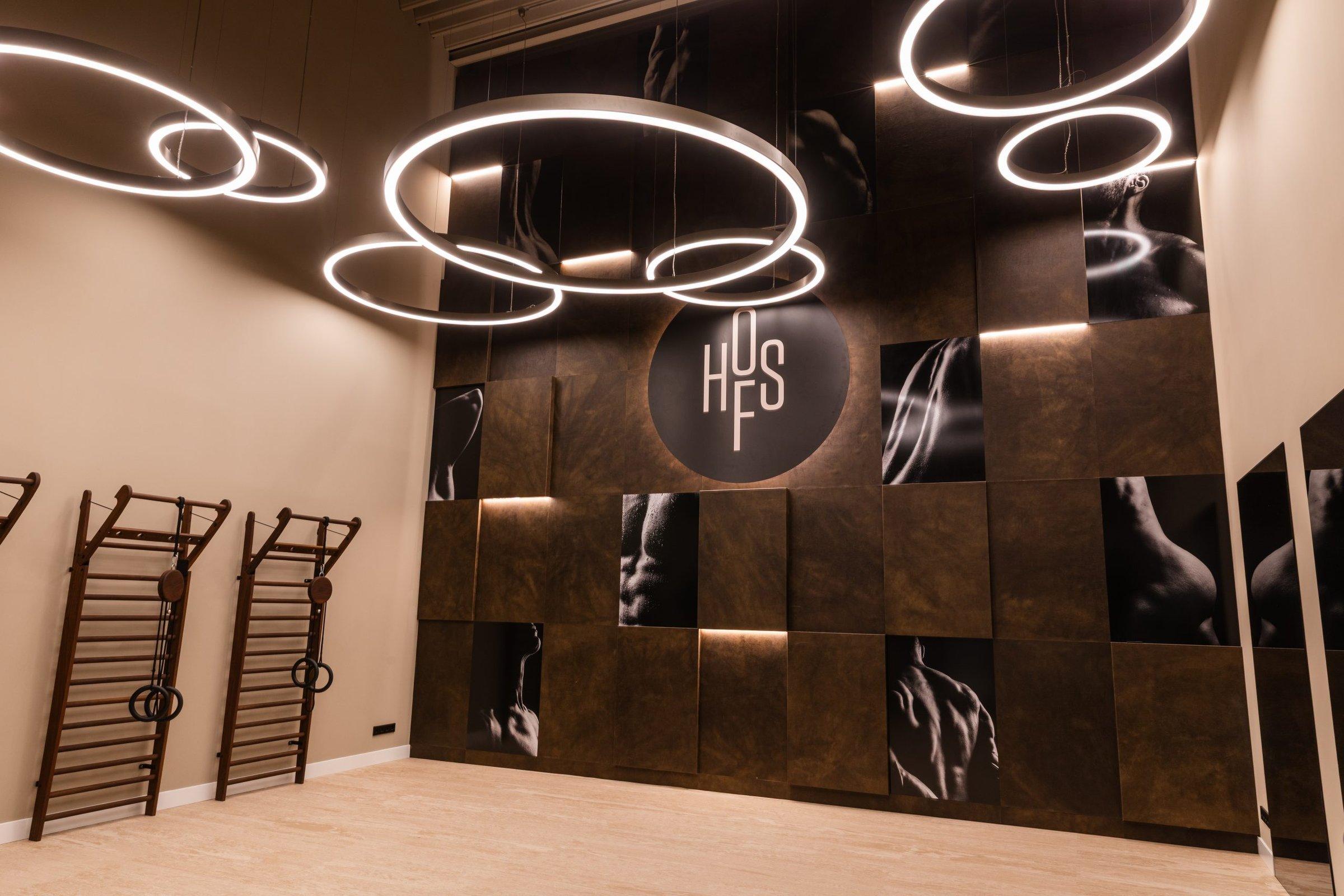 Studio met lichtringen en logo