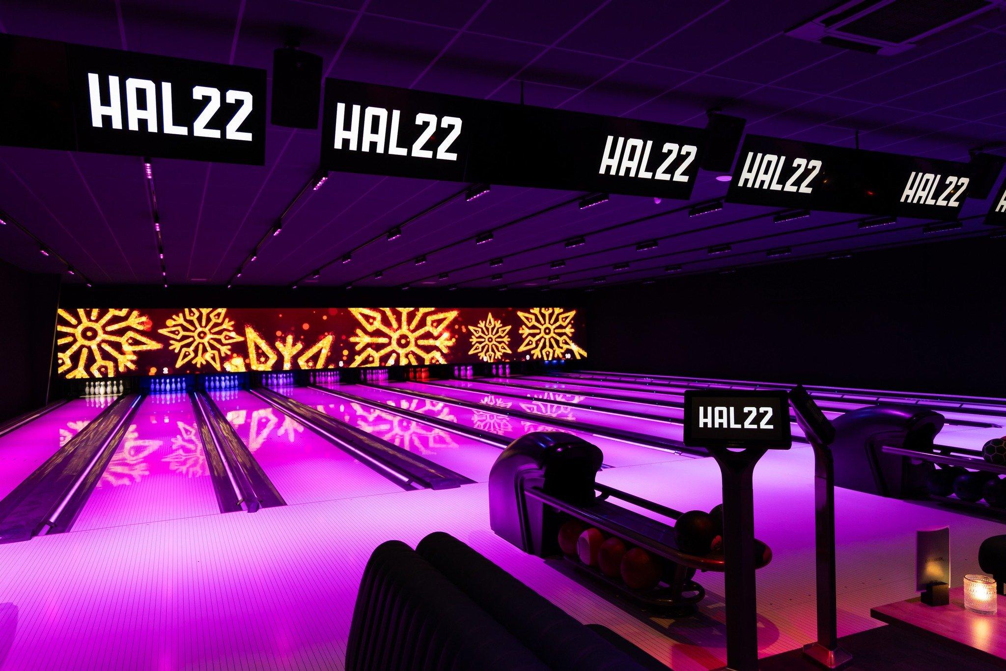 Bowlingbanen in roze licht onder Hall22-schermen