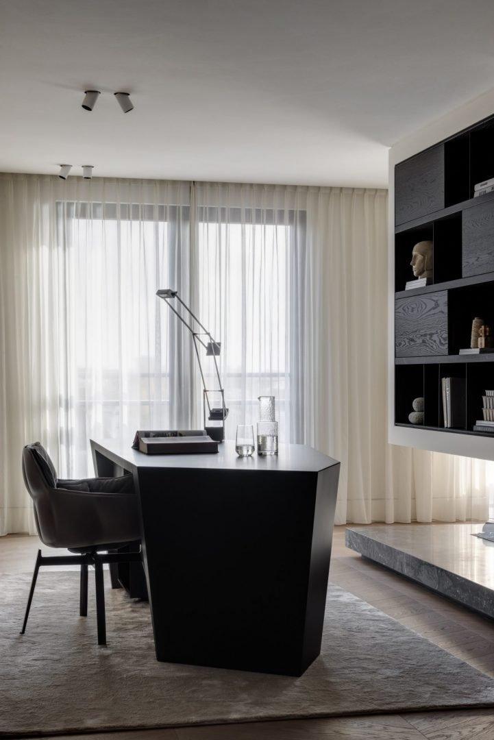 Werkplek met bureau en bureaulamp
