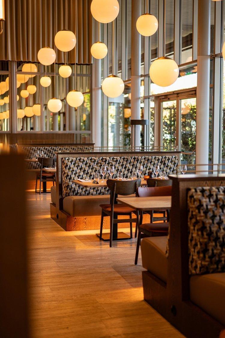 Bollampen boven het restaurant