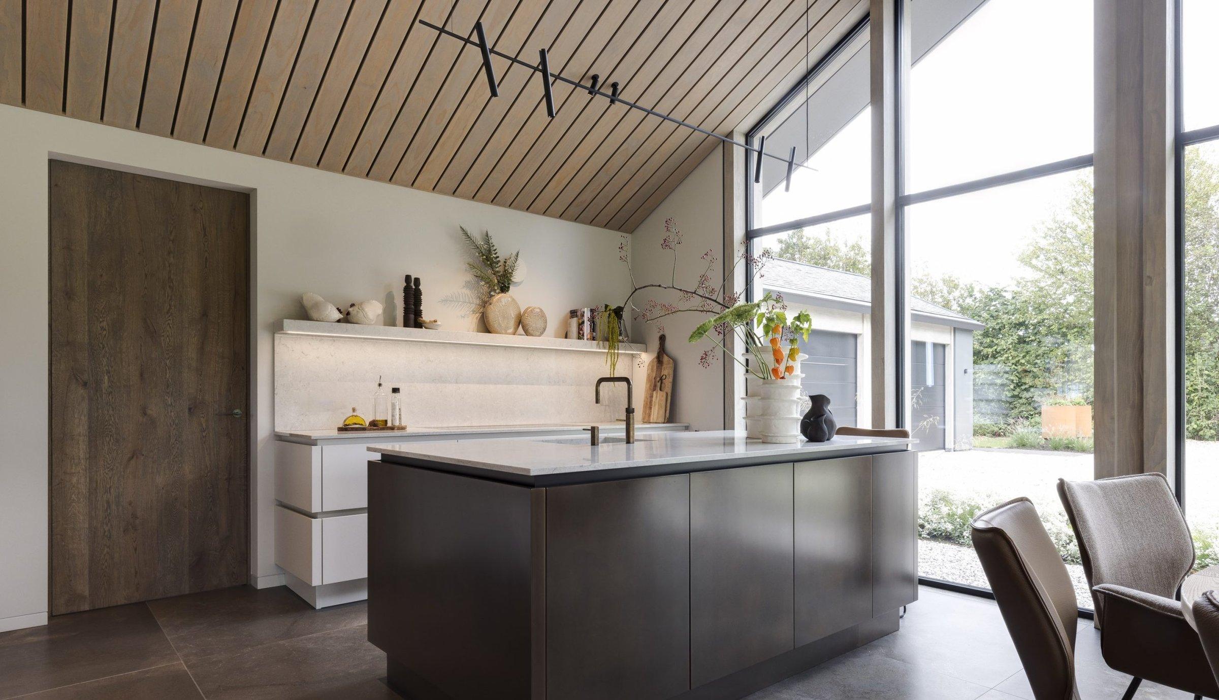 Keuken met eiland onder een houten plafond