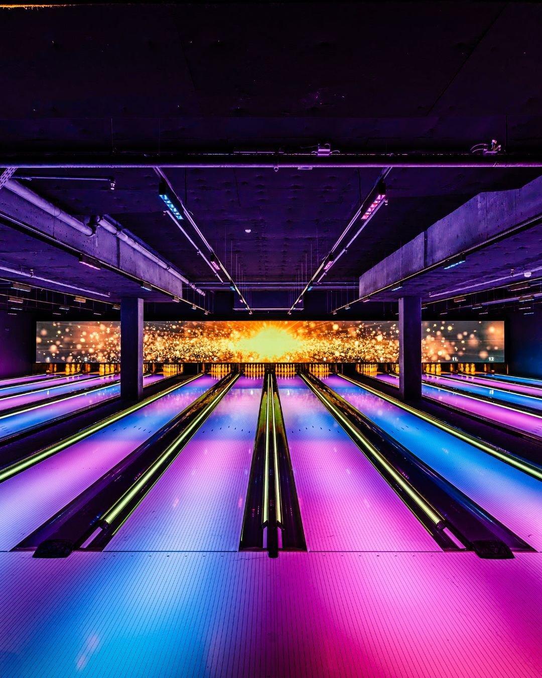 Banen in roze en oranje licht
