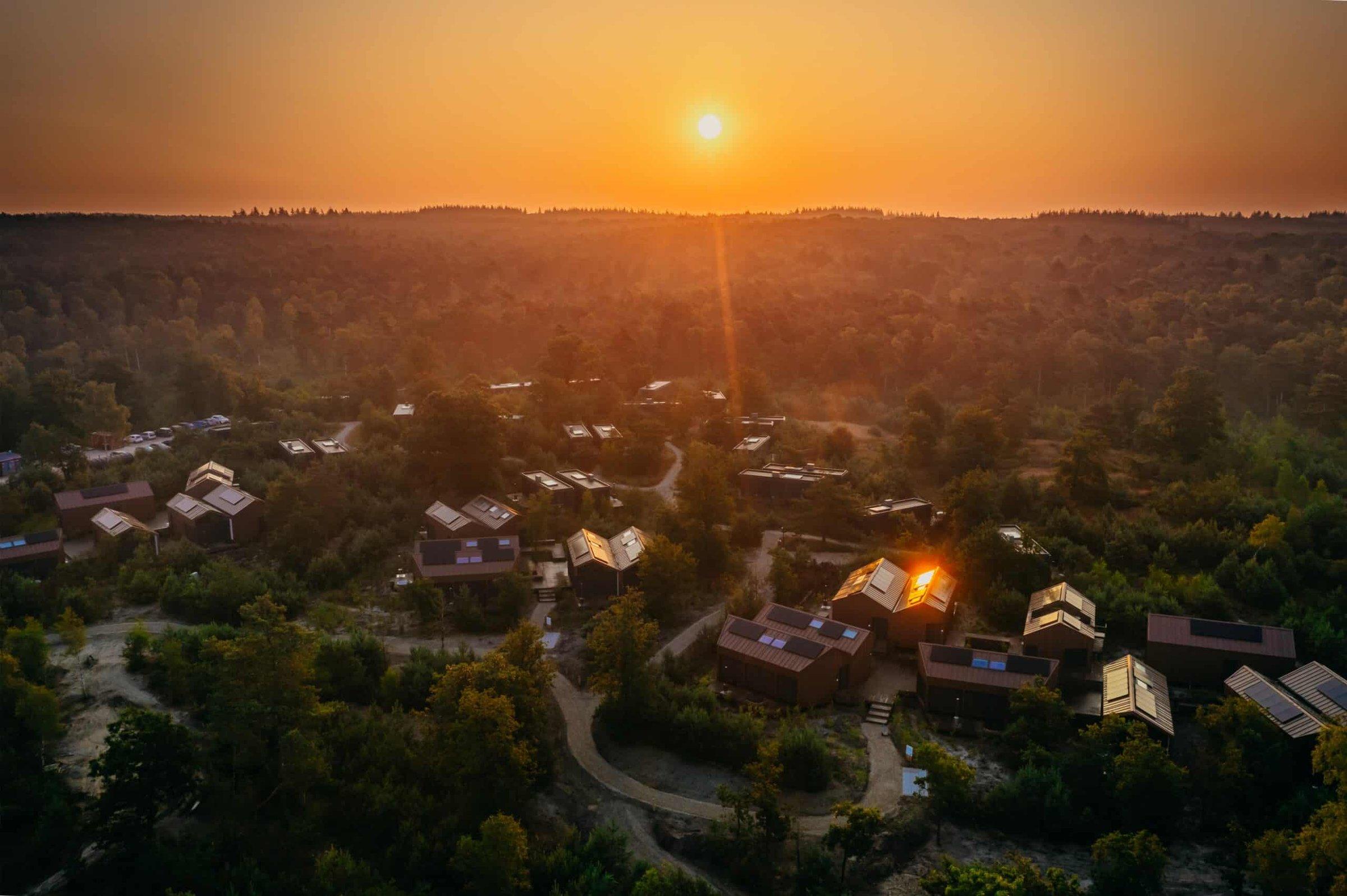 Vakantiepark bij zonsondergang