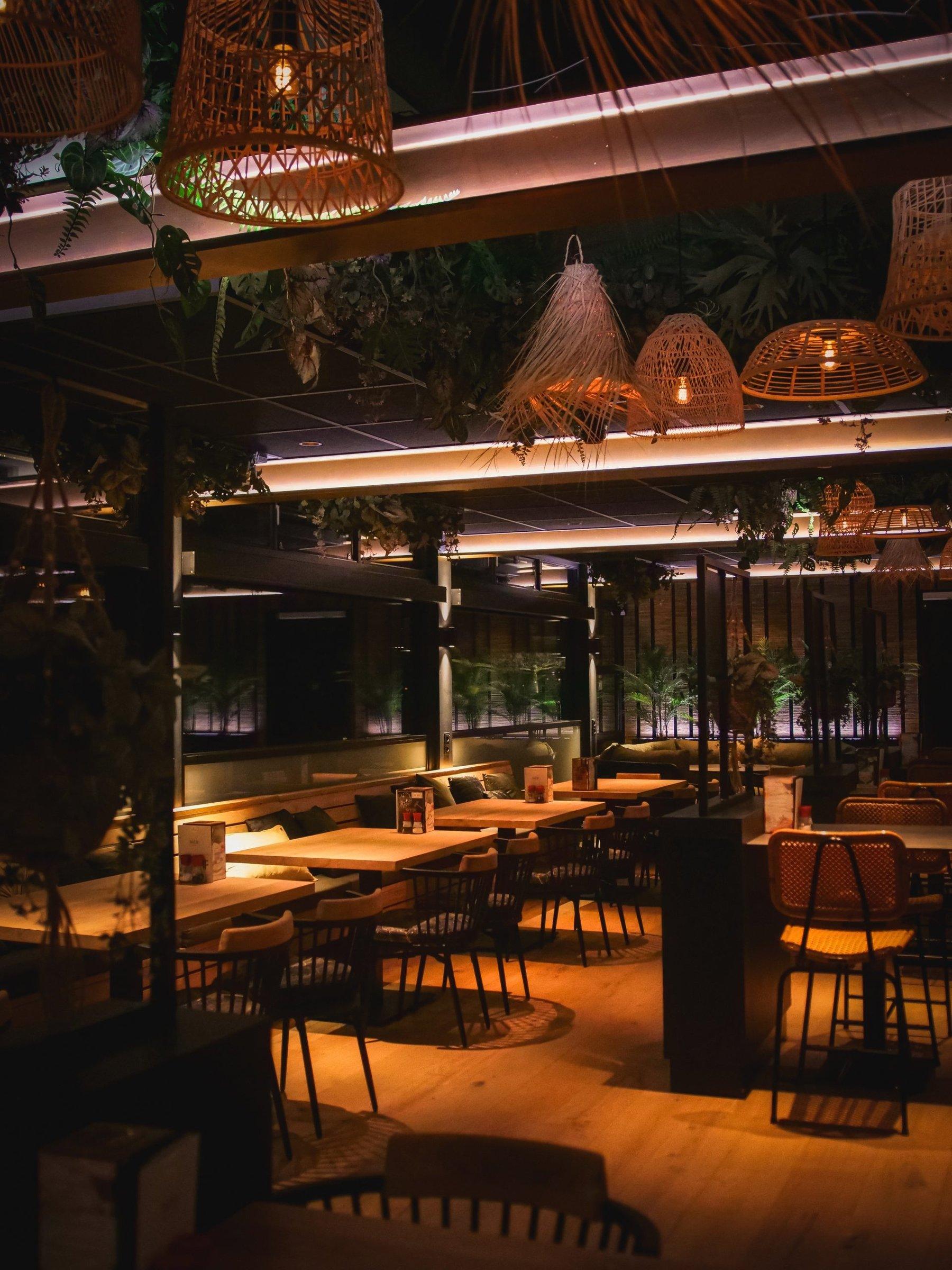 Restaurant met rieten lampen in de avond