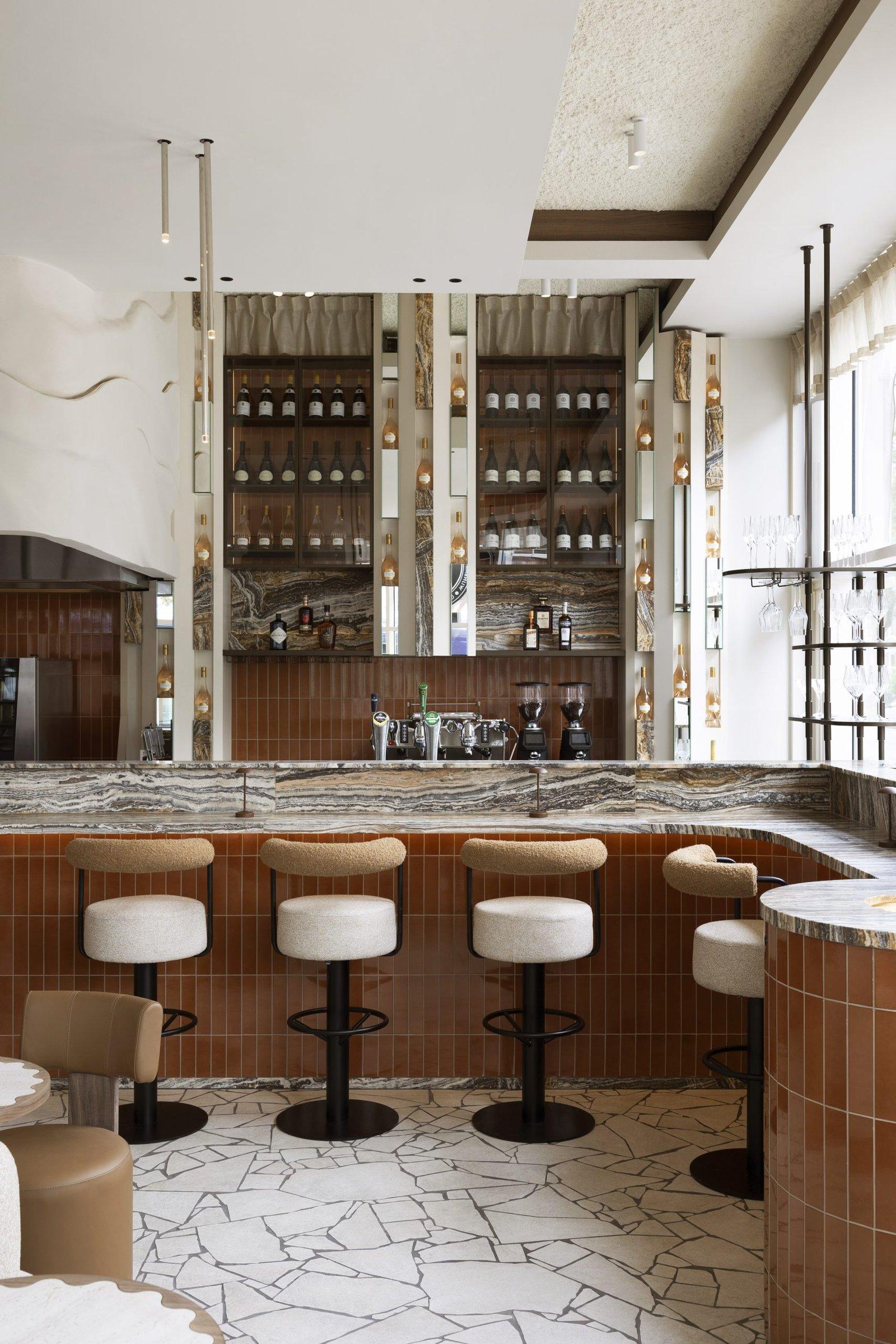 Bar met flessenwand