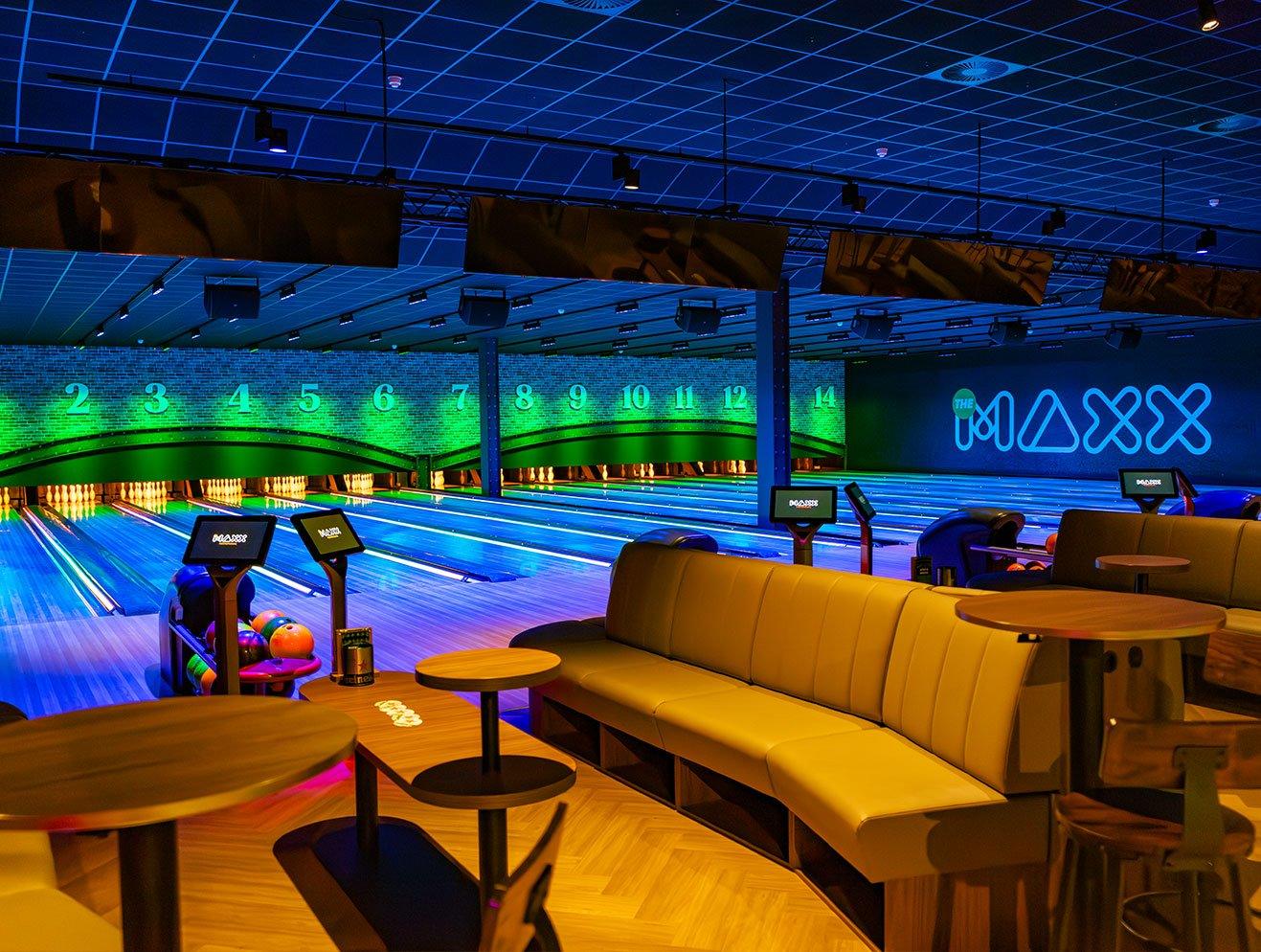 Bowlingbanen met groene en blauwe ledlijnen