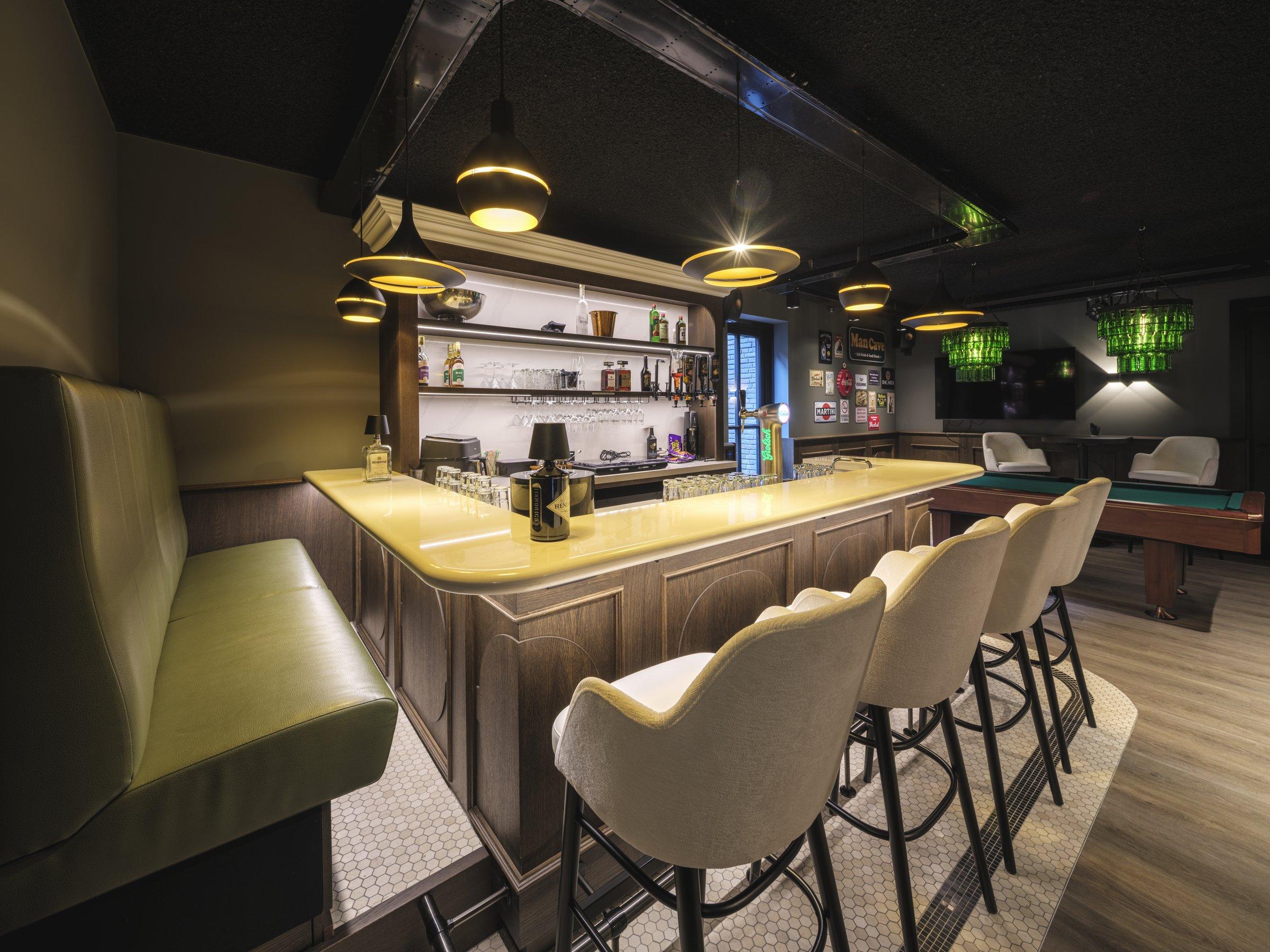 Bar met barkrukken en indirect licht