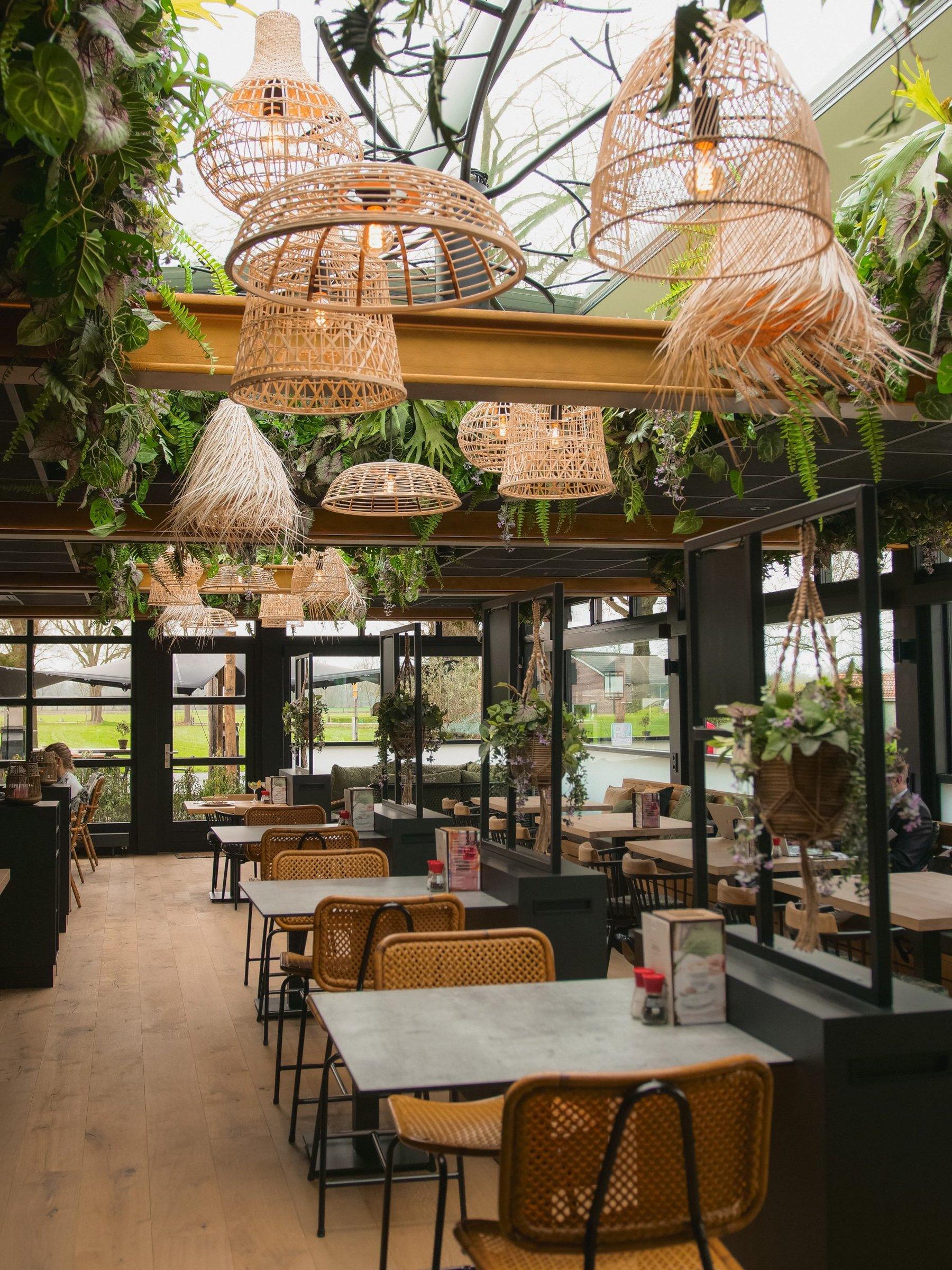 Serre met hanglampen en tafels