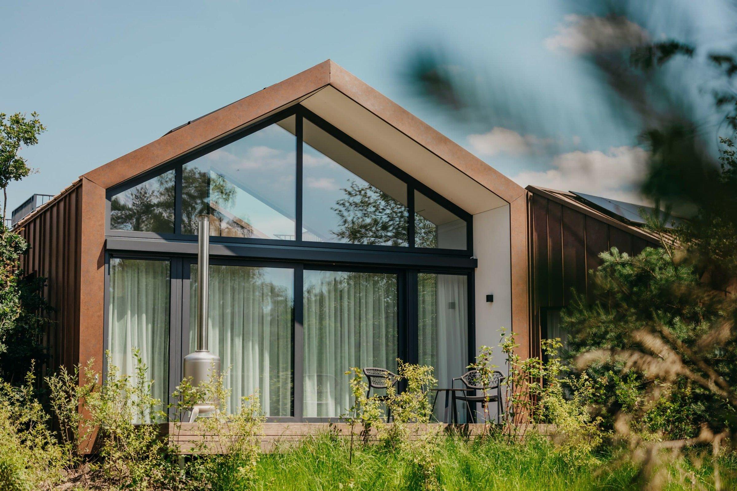 Vakantiewoning met glazen gevel in het bos