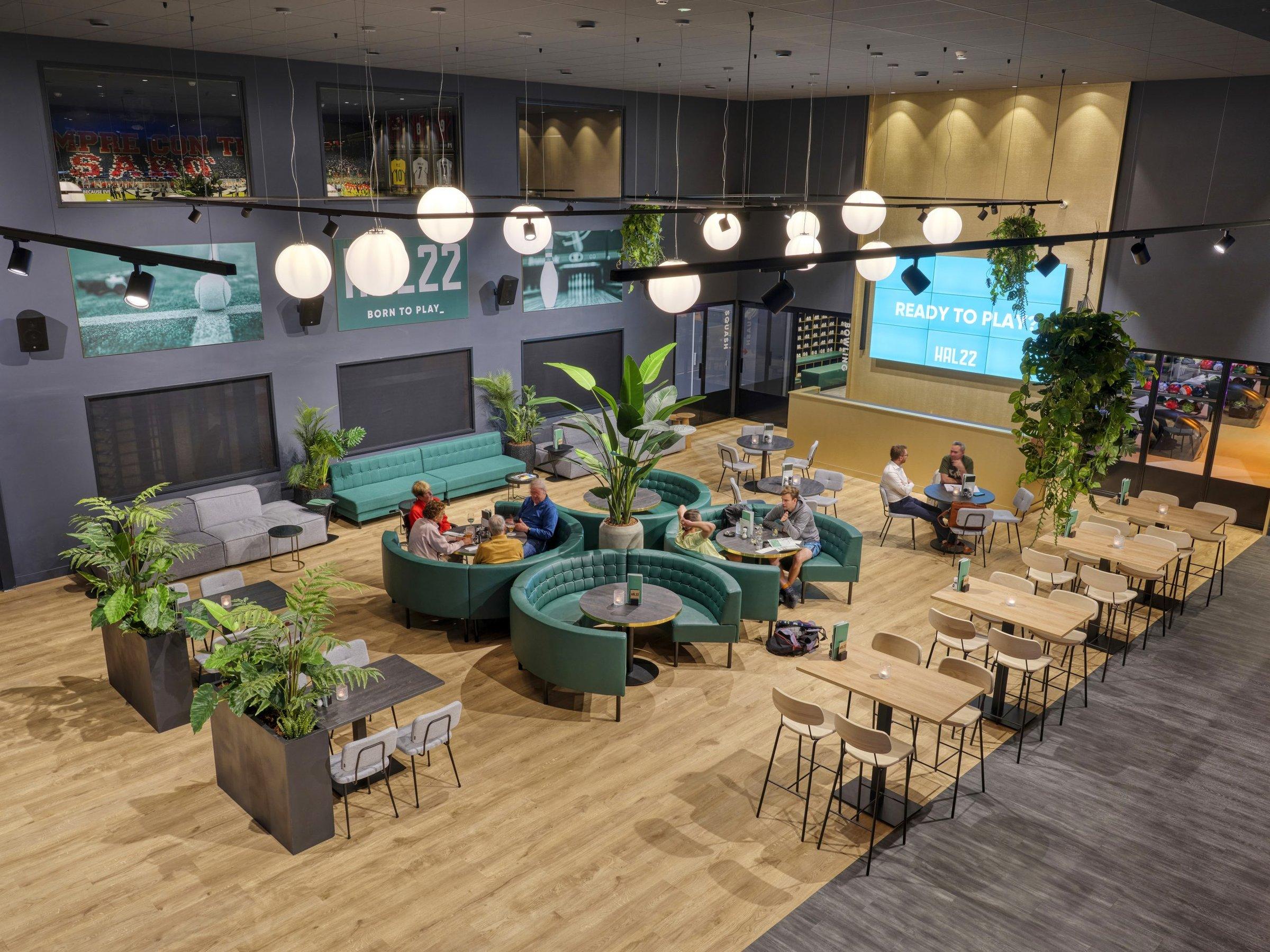 Lounge met planten en bollampen