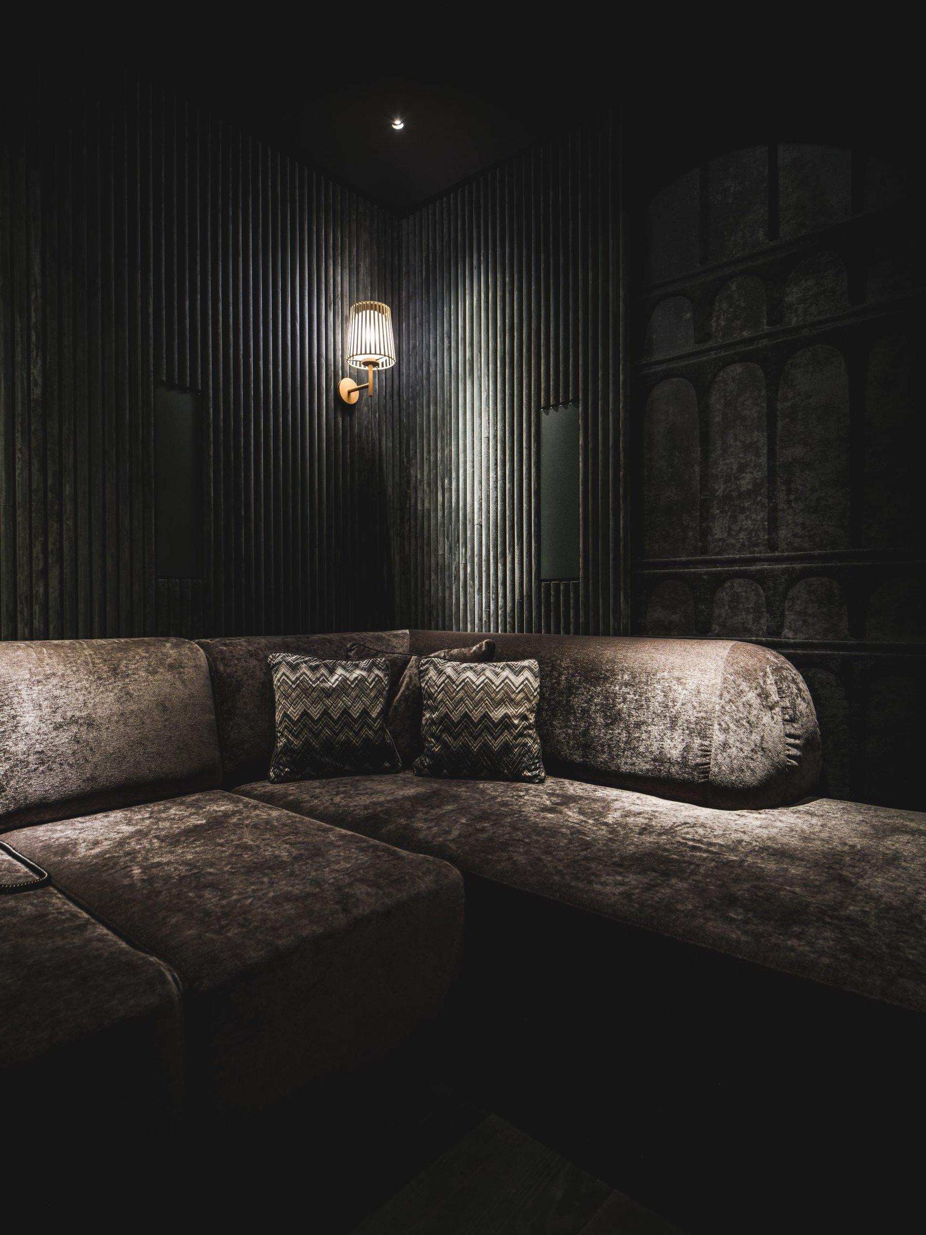 Lounge met wandlamp in velours