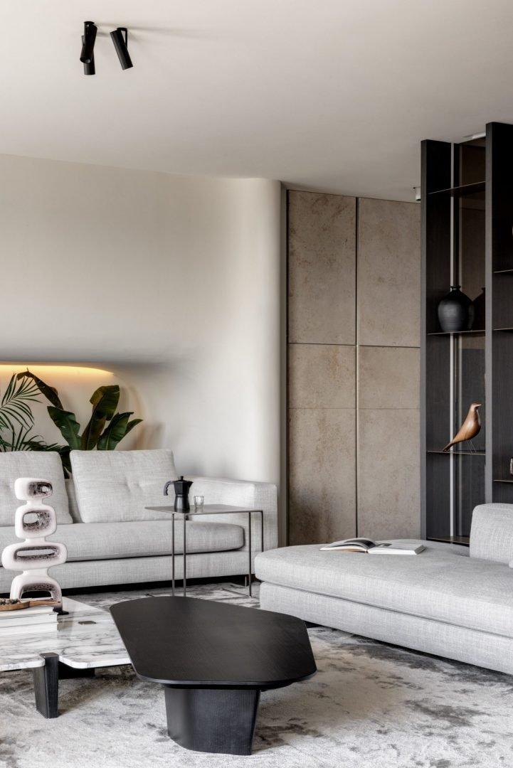 Zithoek met lage tafel en wandkast