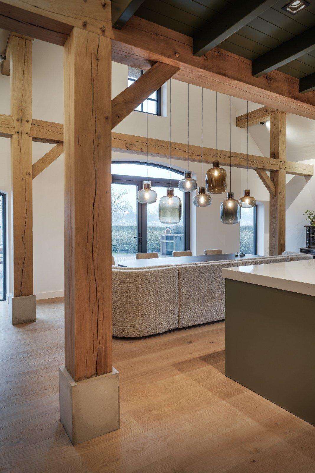 Keuken onder houten balken