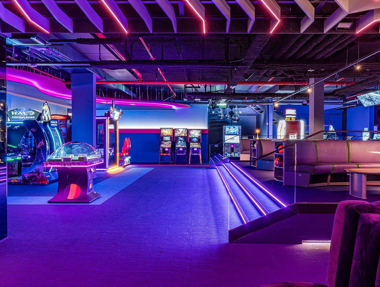 Gaming zone in paars licht