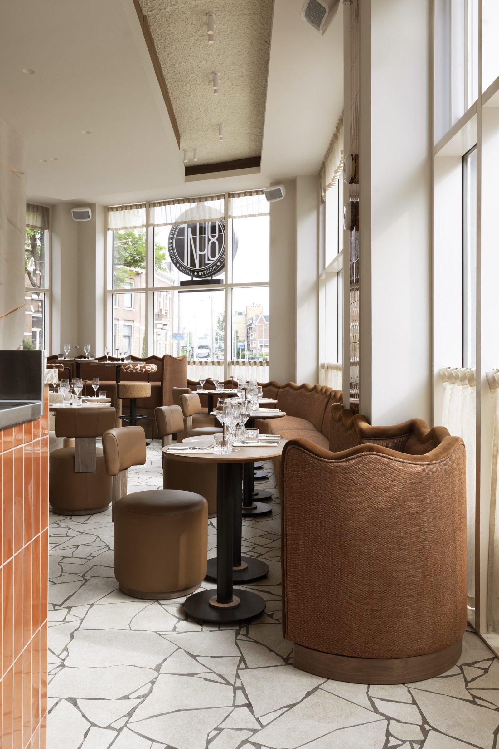 Lounge bij hoge ramen