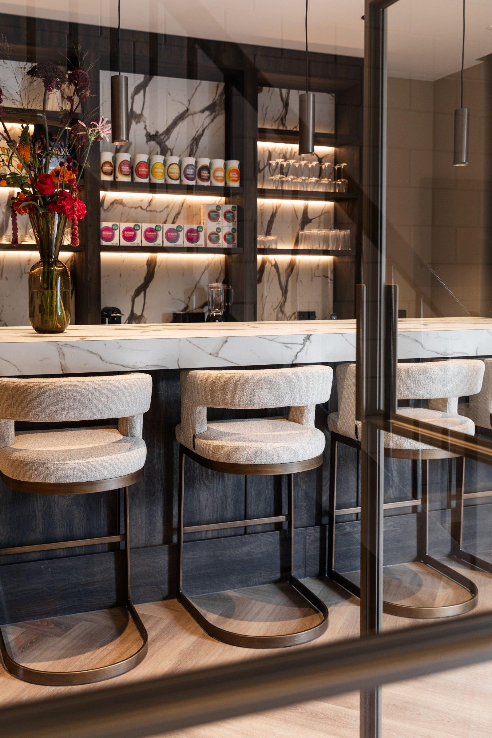 Bar met krukken