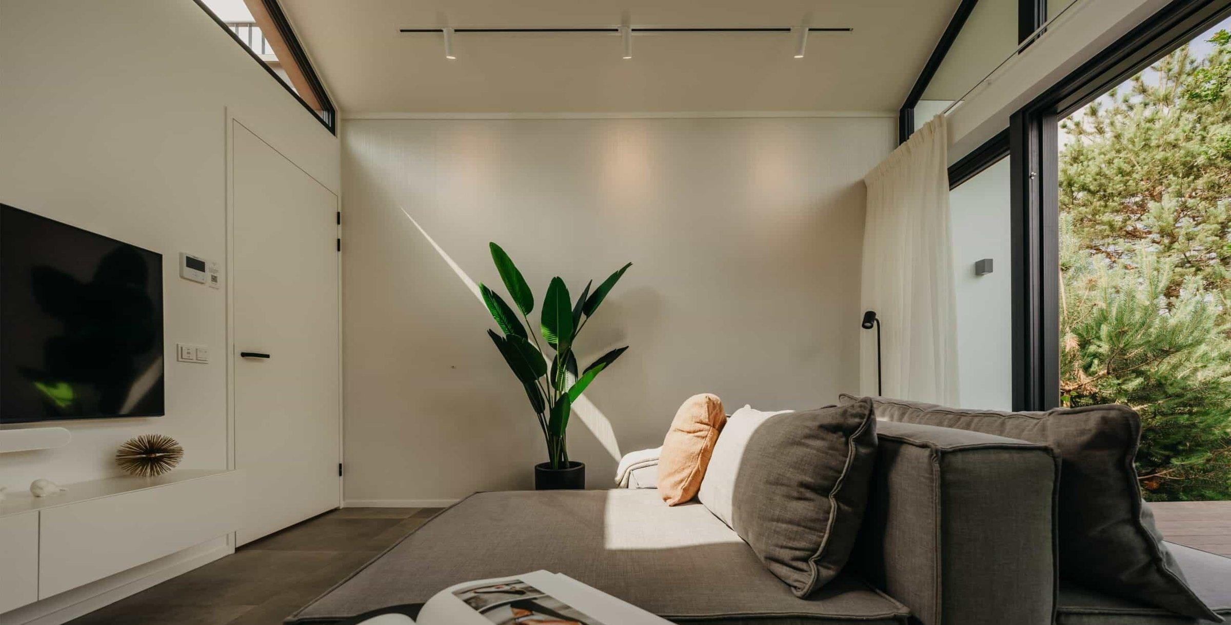 Woonkamer met bank en spots
