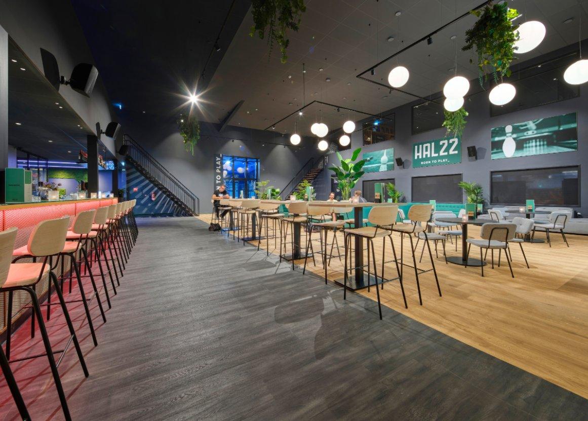 Bar met planten en bollampen