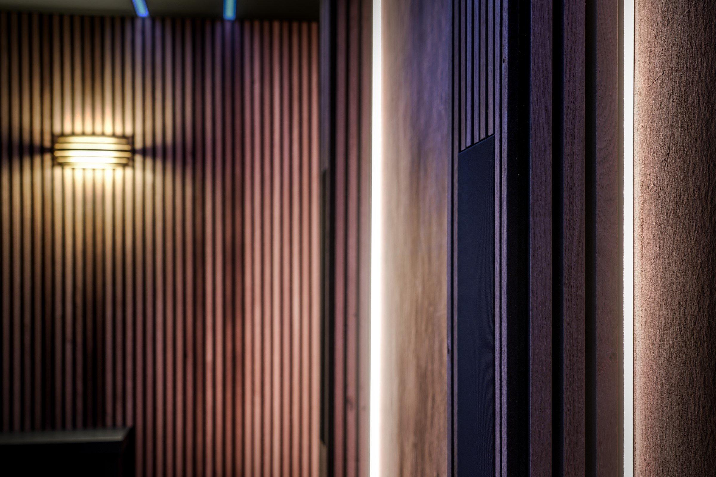 Wandlamp tussen houten lamellen