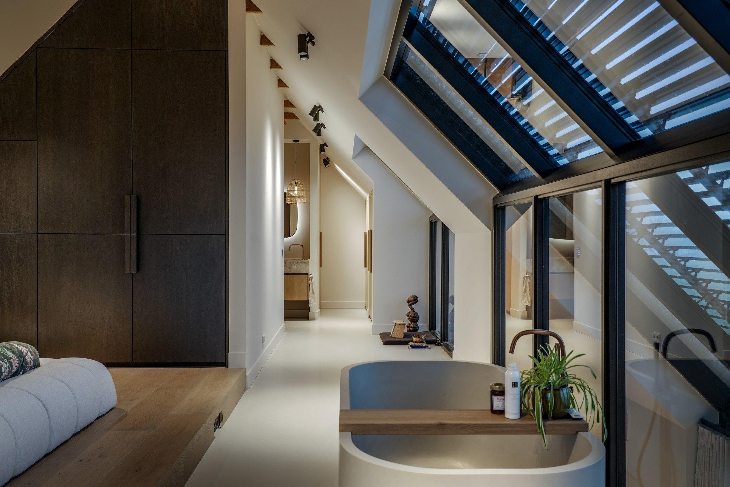 Doorkijk met kastwand en daklicht