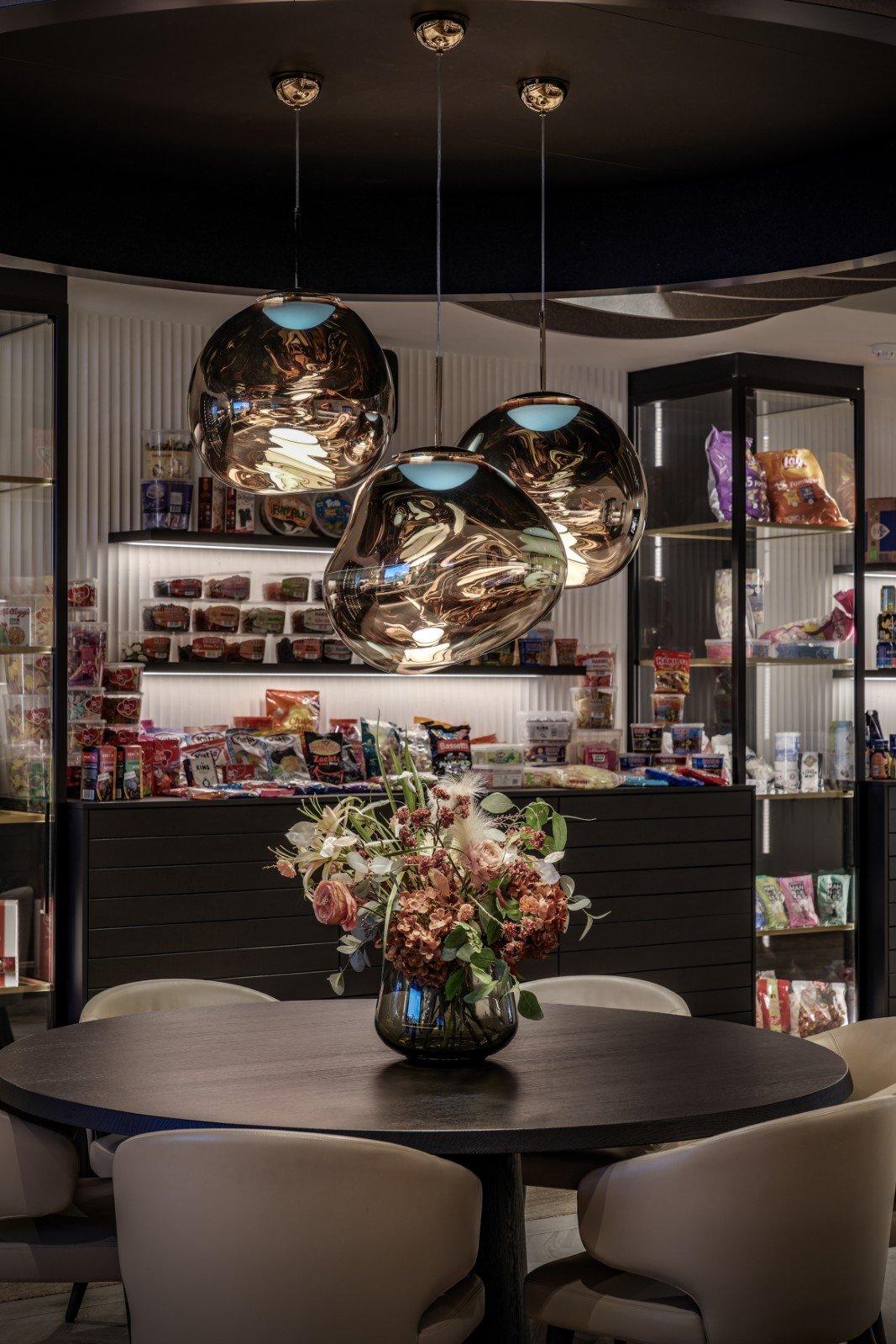 Tafel met boeket en vitrines