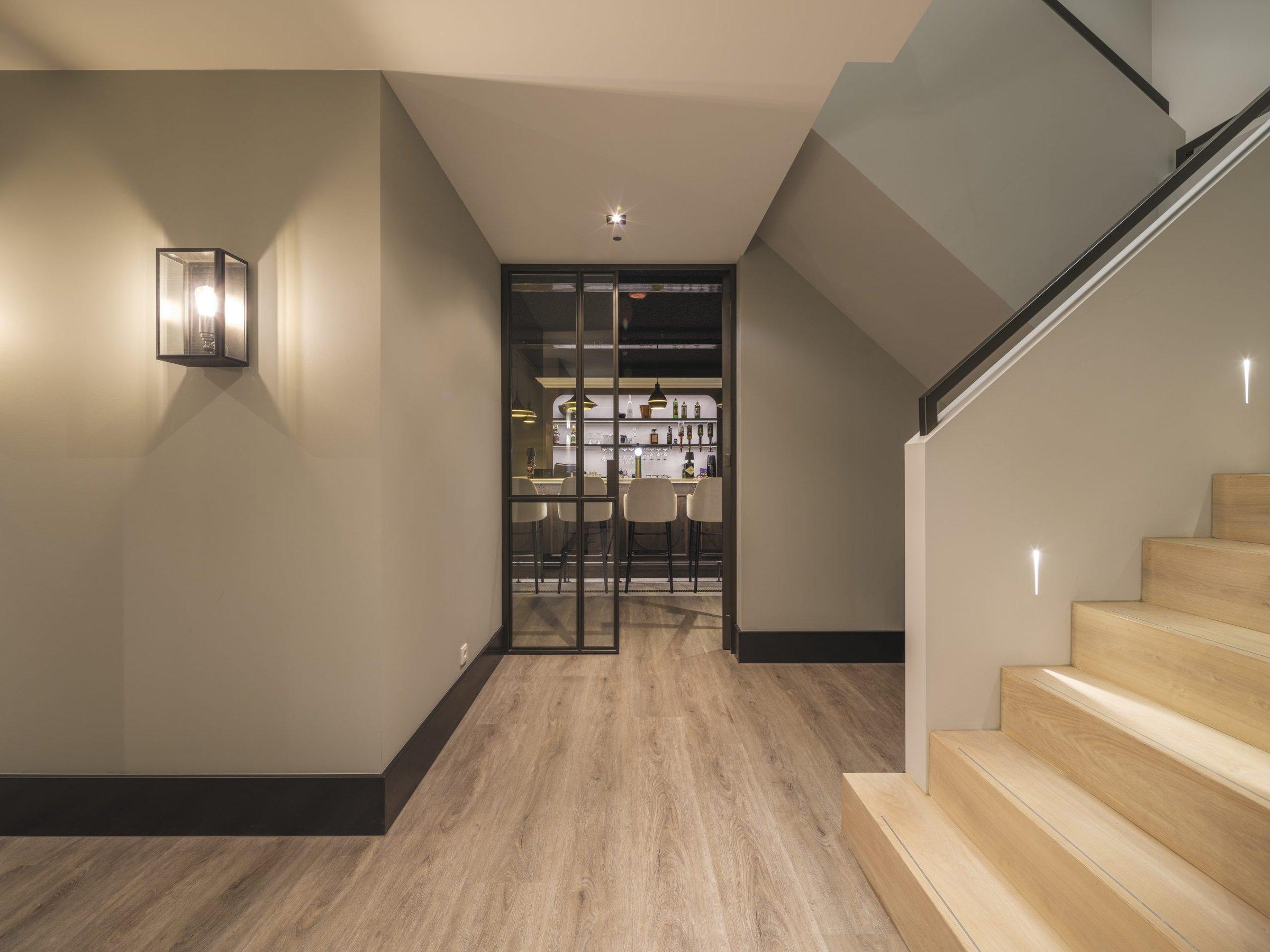 Hal met trap en wandverlichting