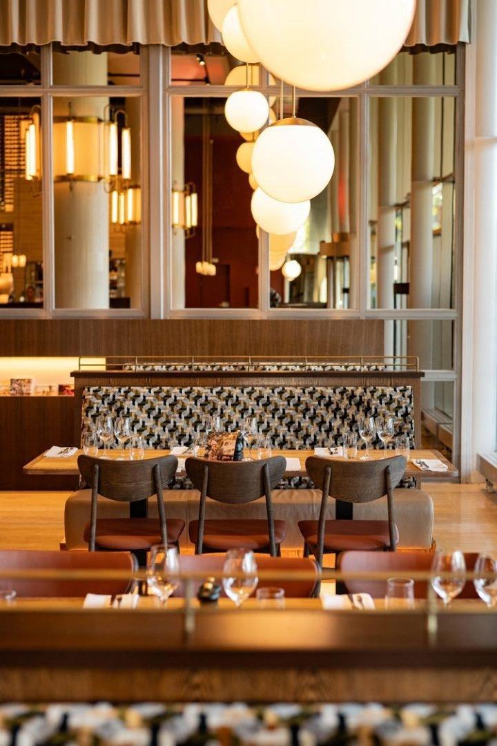 Restaurant met hout en lampen
