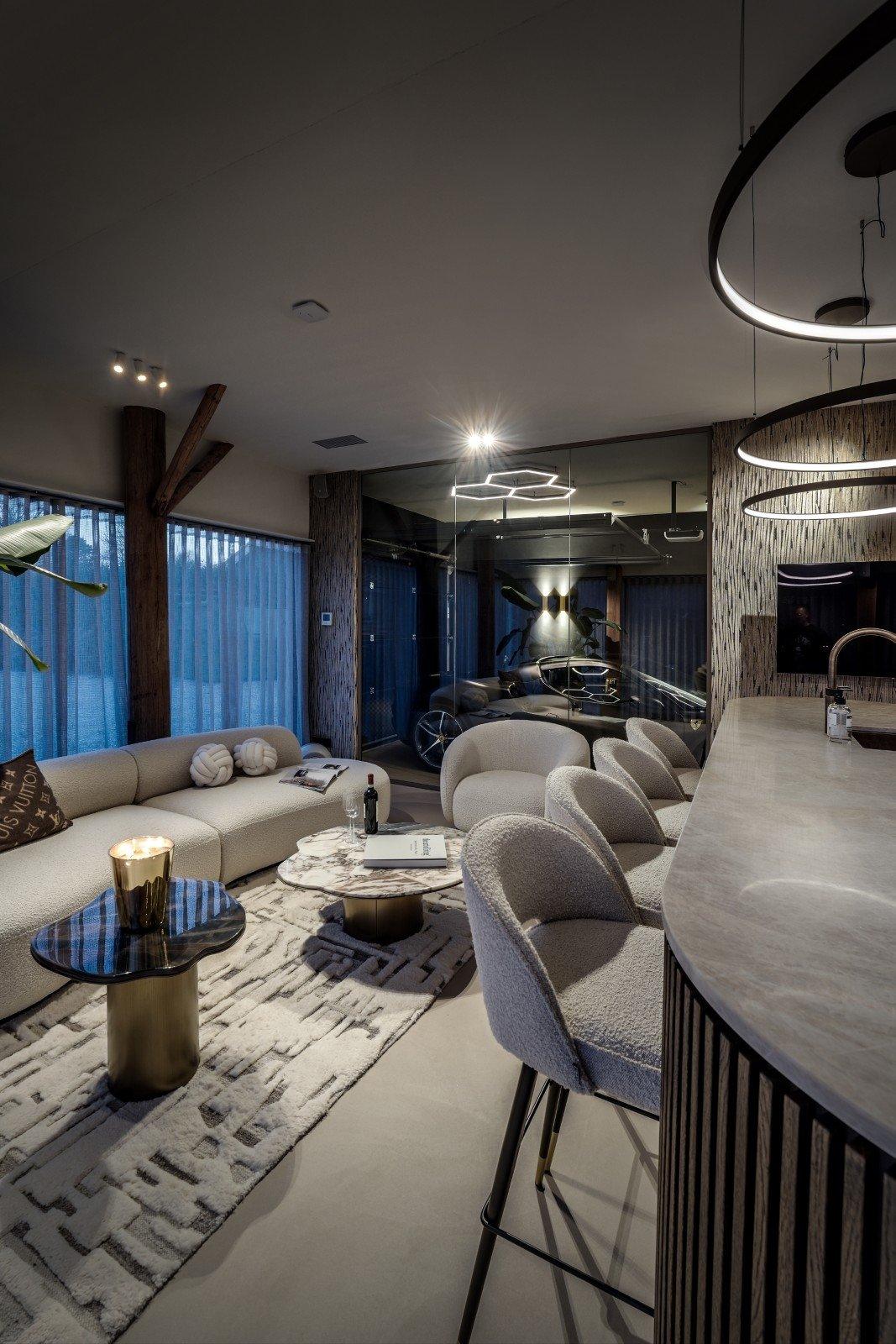 Lounge met fauteuils en bar