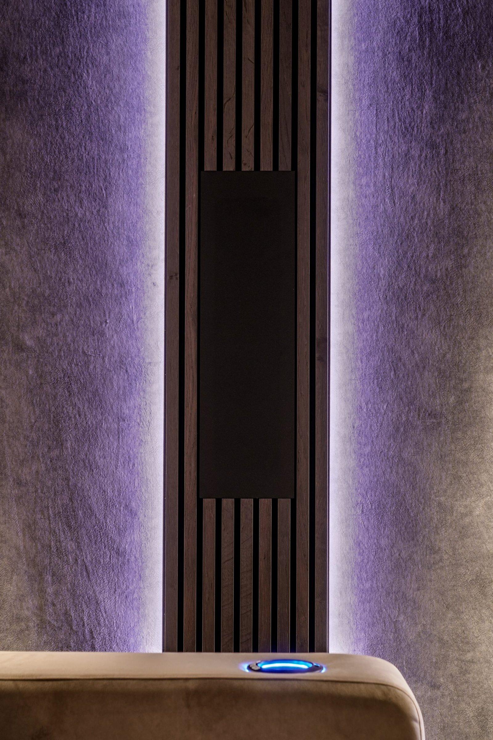 Wandpaneel met verticale lichtlijn