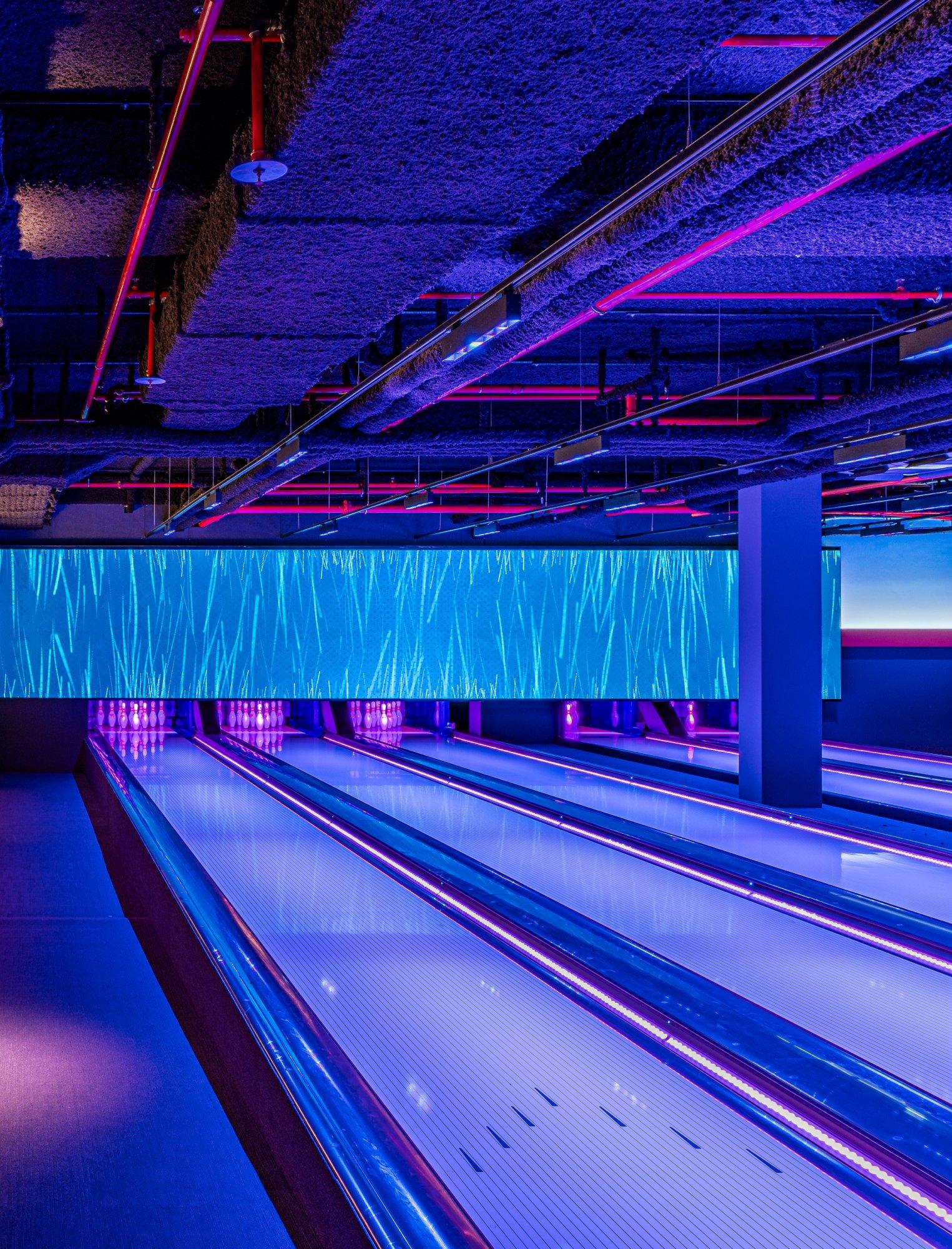 Bowlingbanen in blauw licht