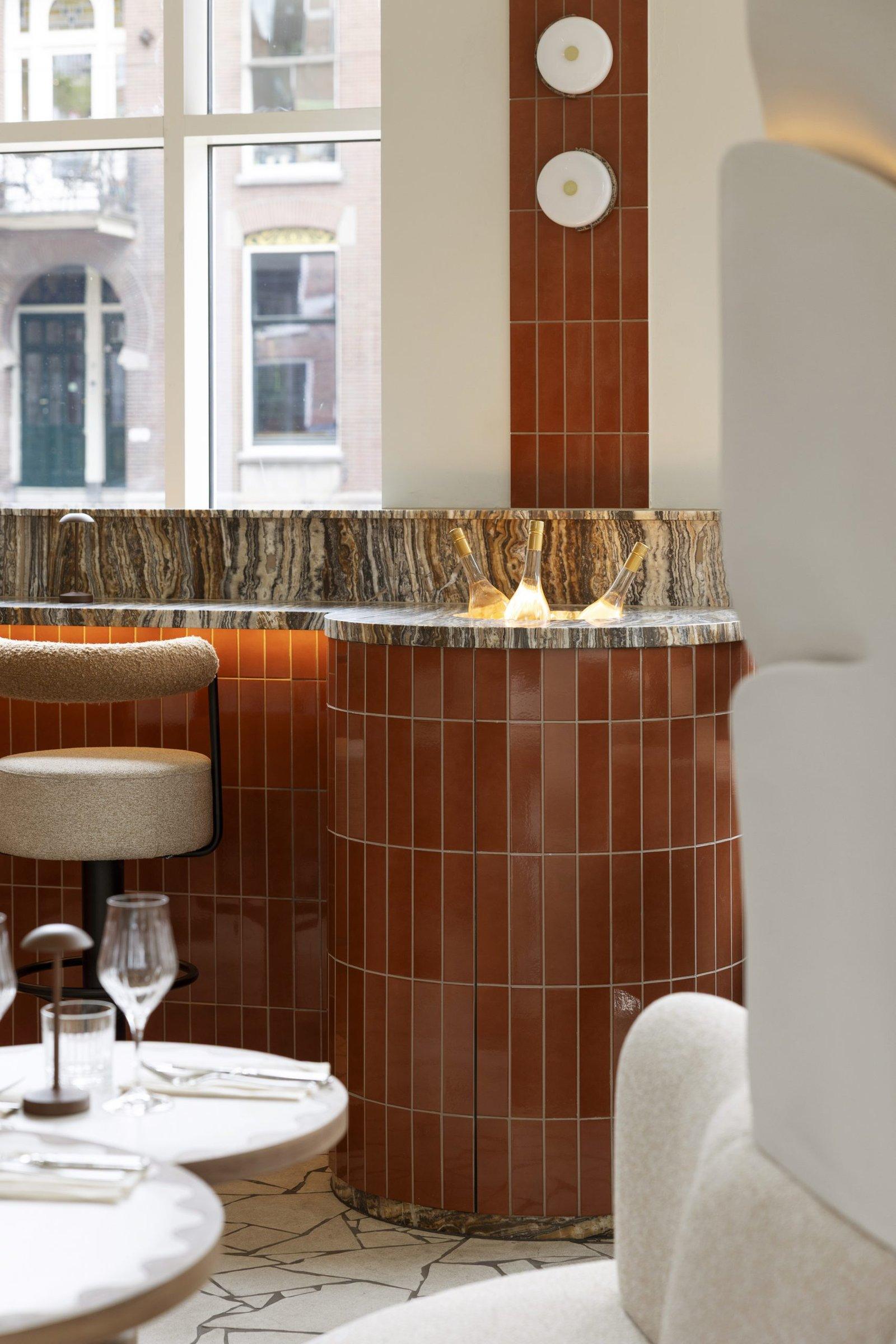 Ronde bar met marmeren blad