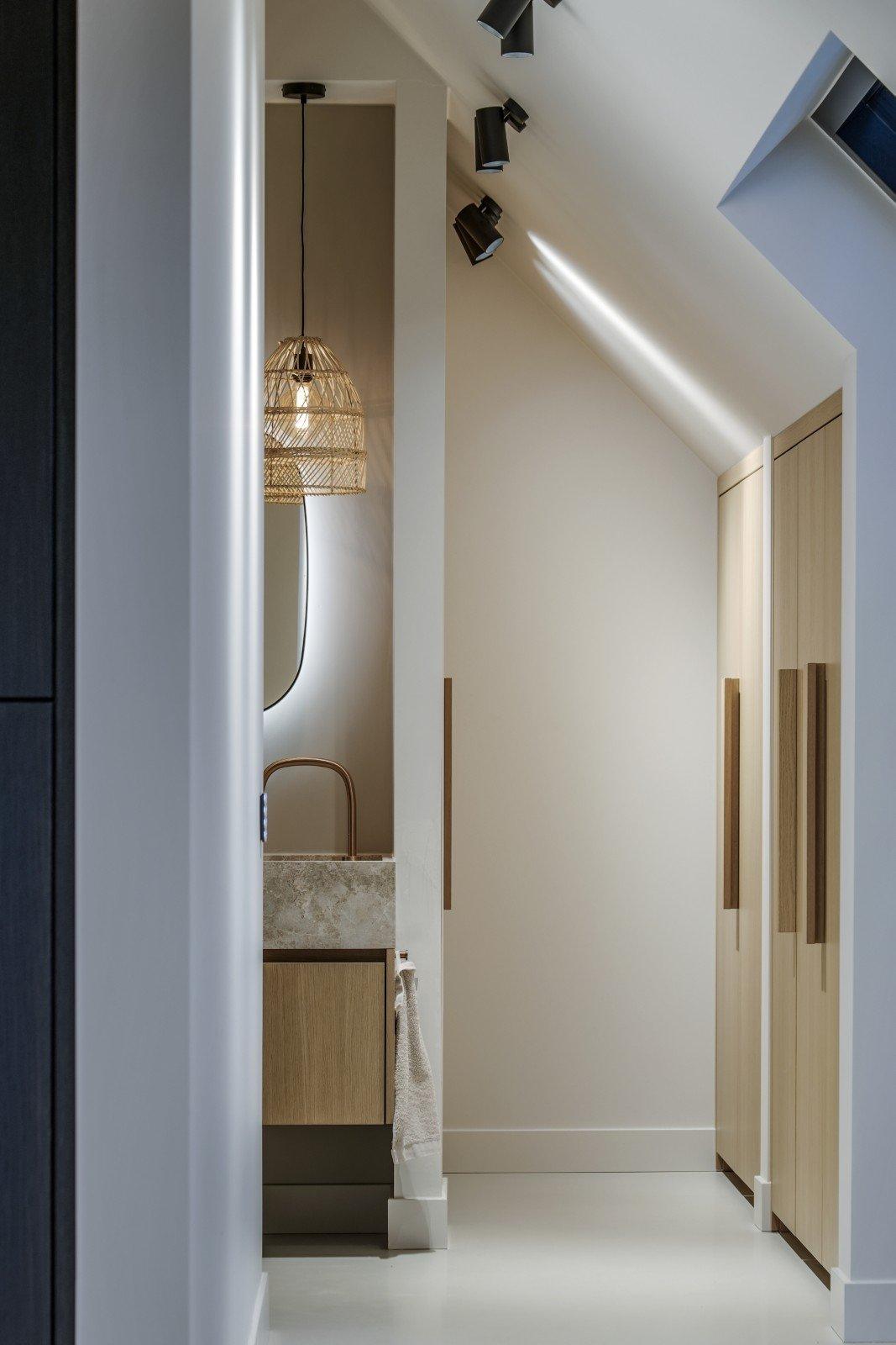 Smalle hal met nisverlichting
