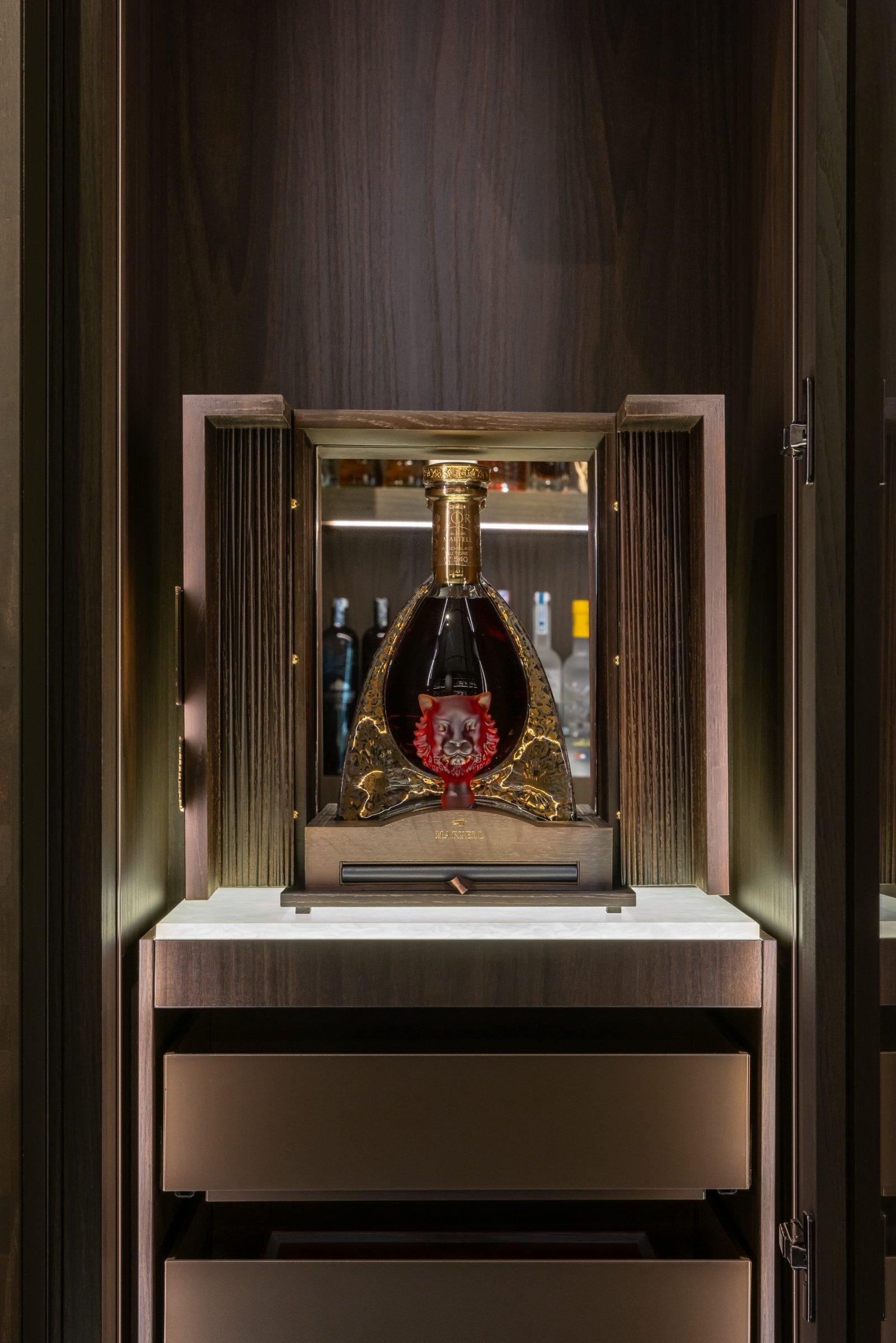 Vitrine met een fles in de spot