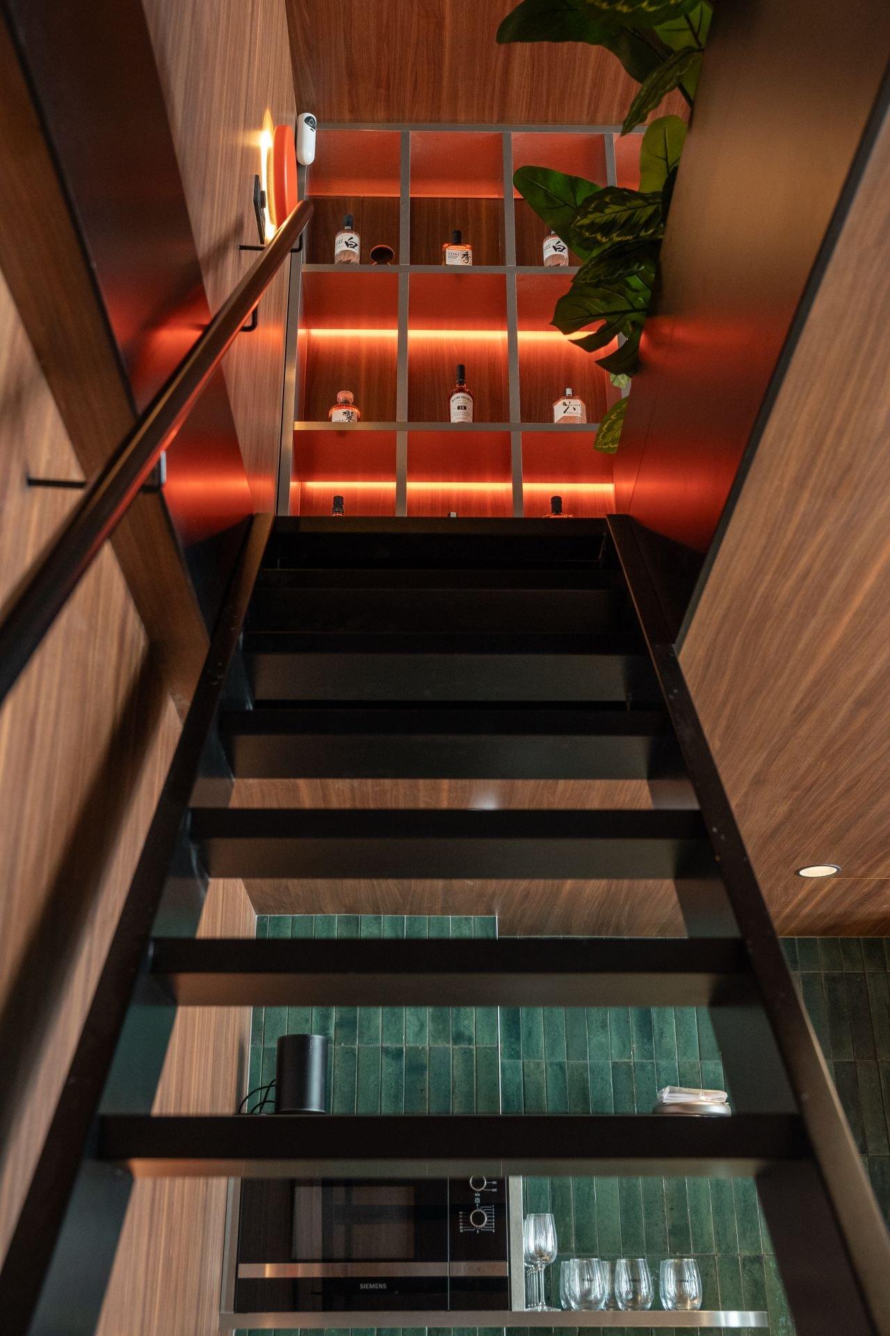 Trap in rood licht