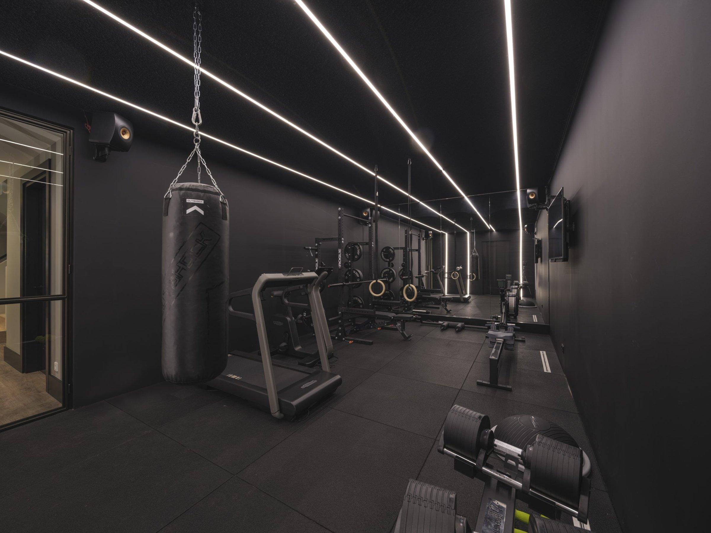 Sportruimte met lichtlijnen in het plafond