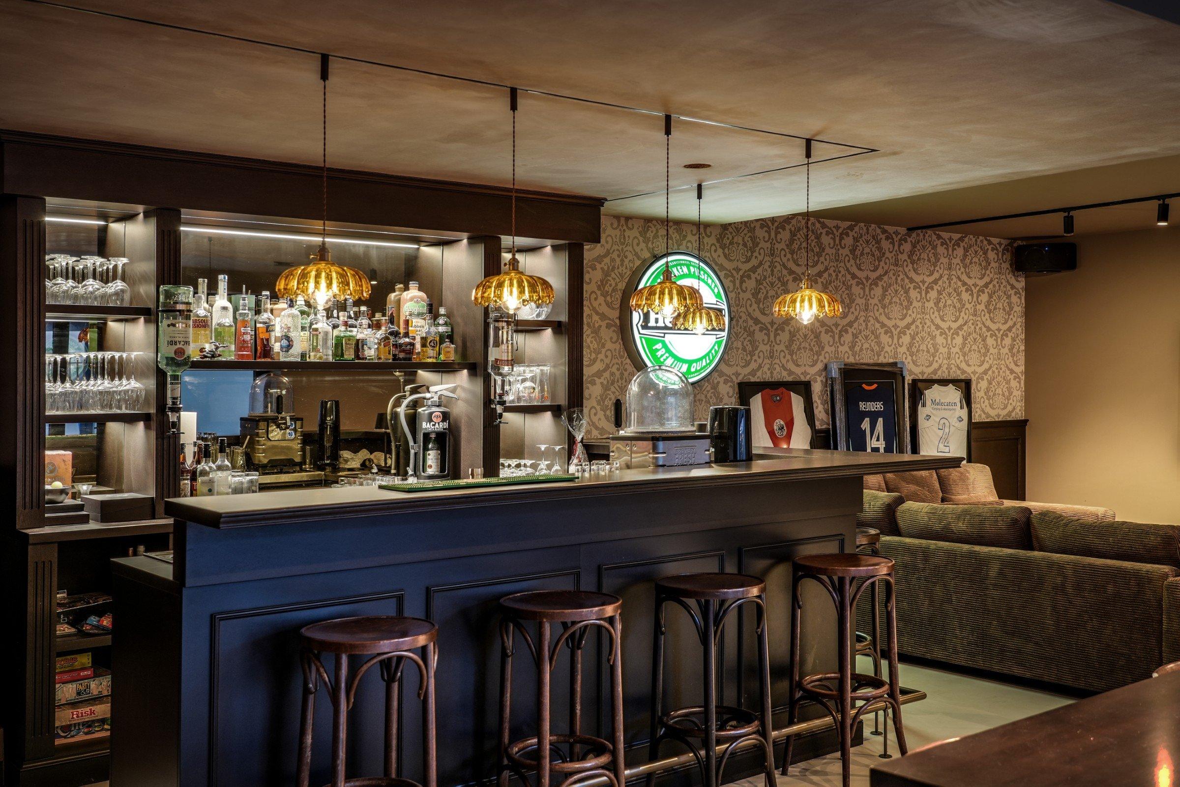 Bar met verlichte schappen en hanglampen