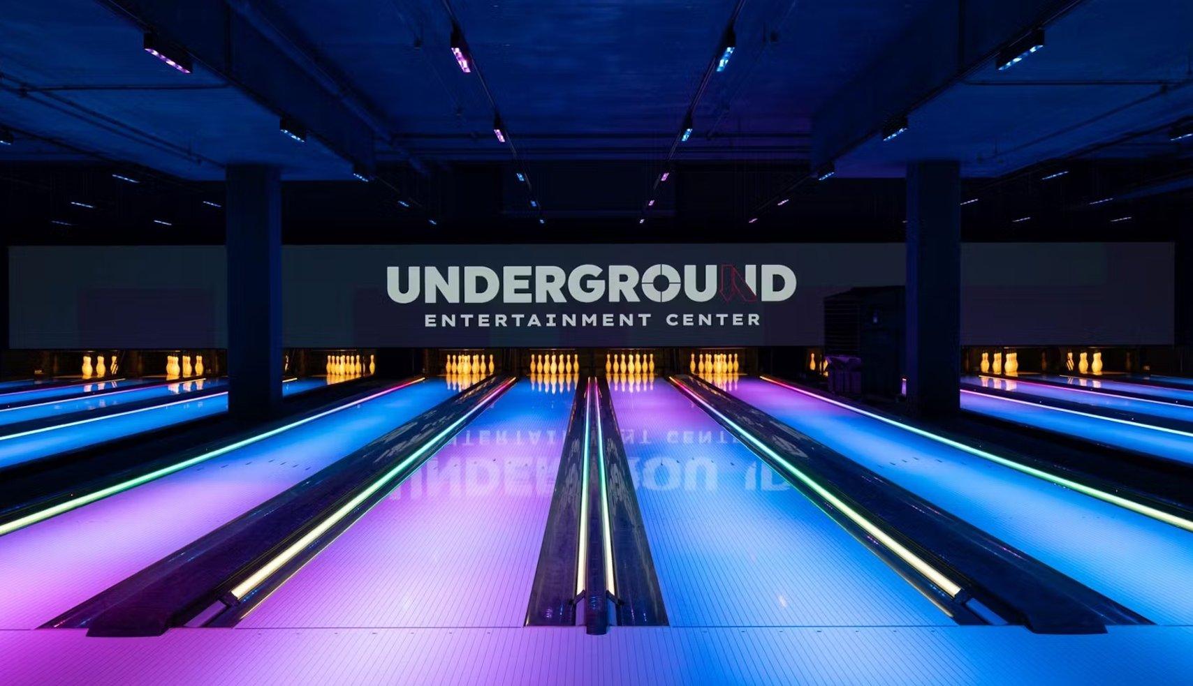 Underground-logo boven de banen