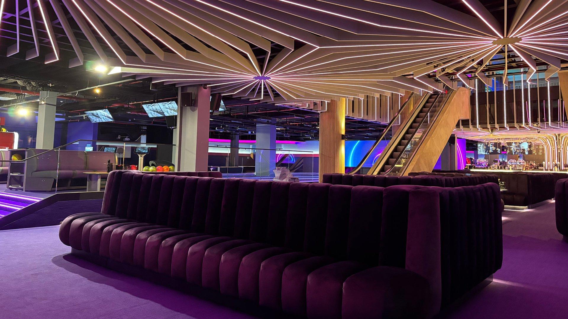 Lounge onder lichtlijnen