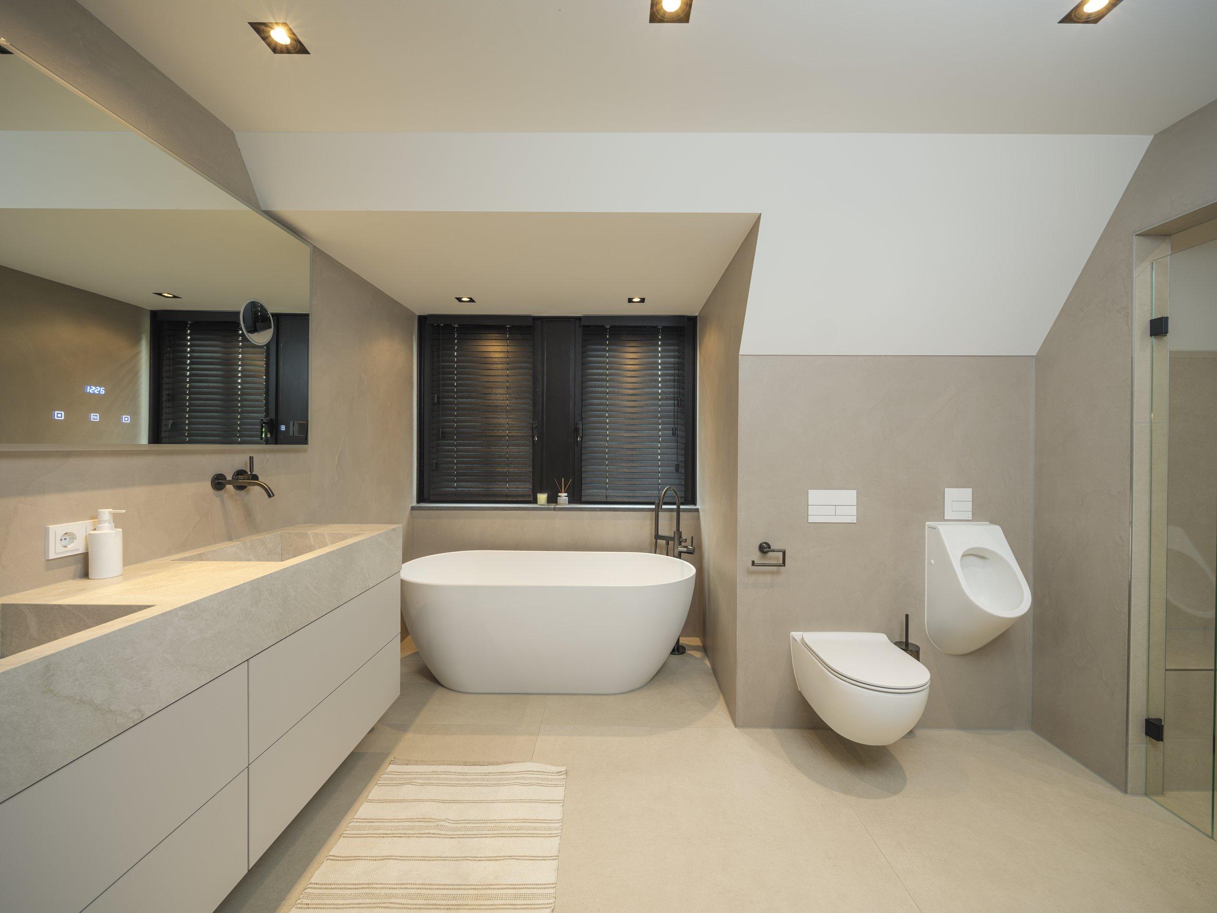 Badkamer met ingebouwde verlichting