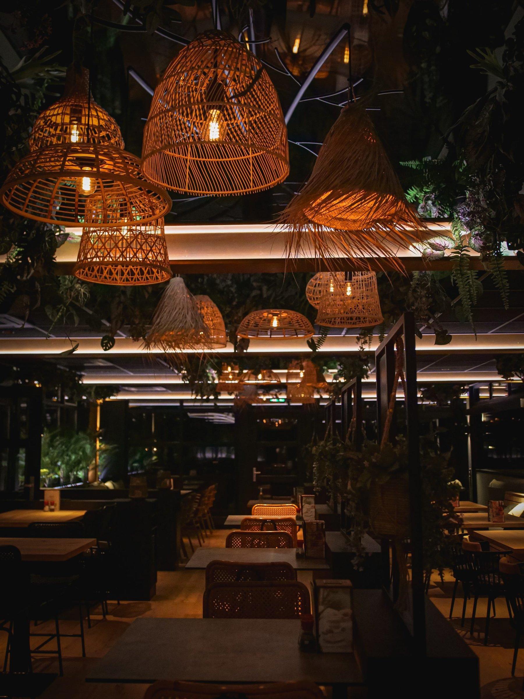 Restaurant met rieten lampen en bar