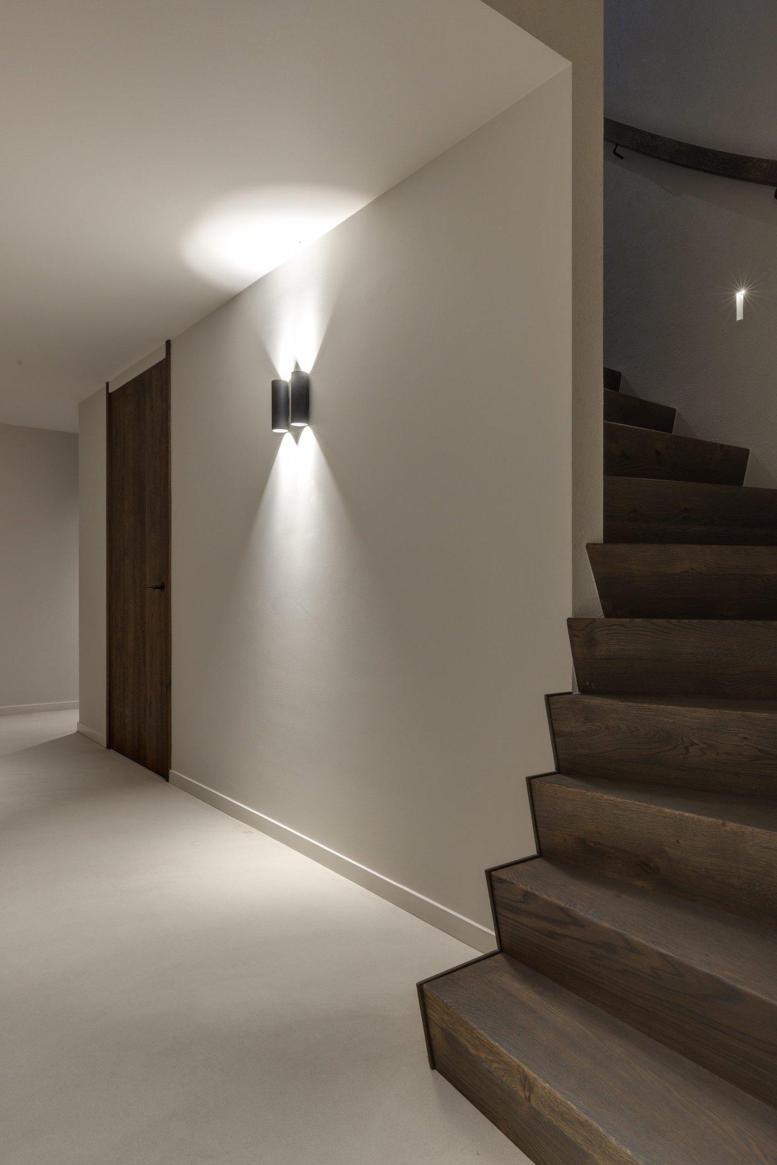 Trap met wandlicht