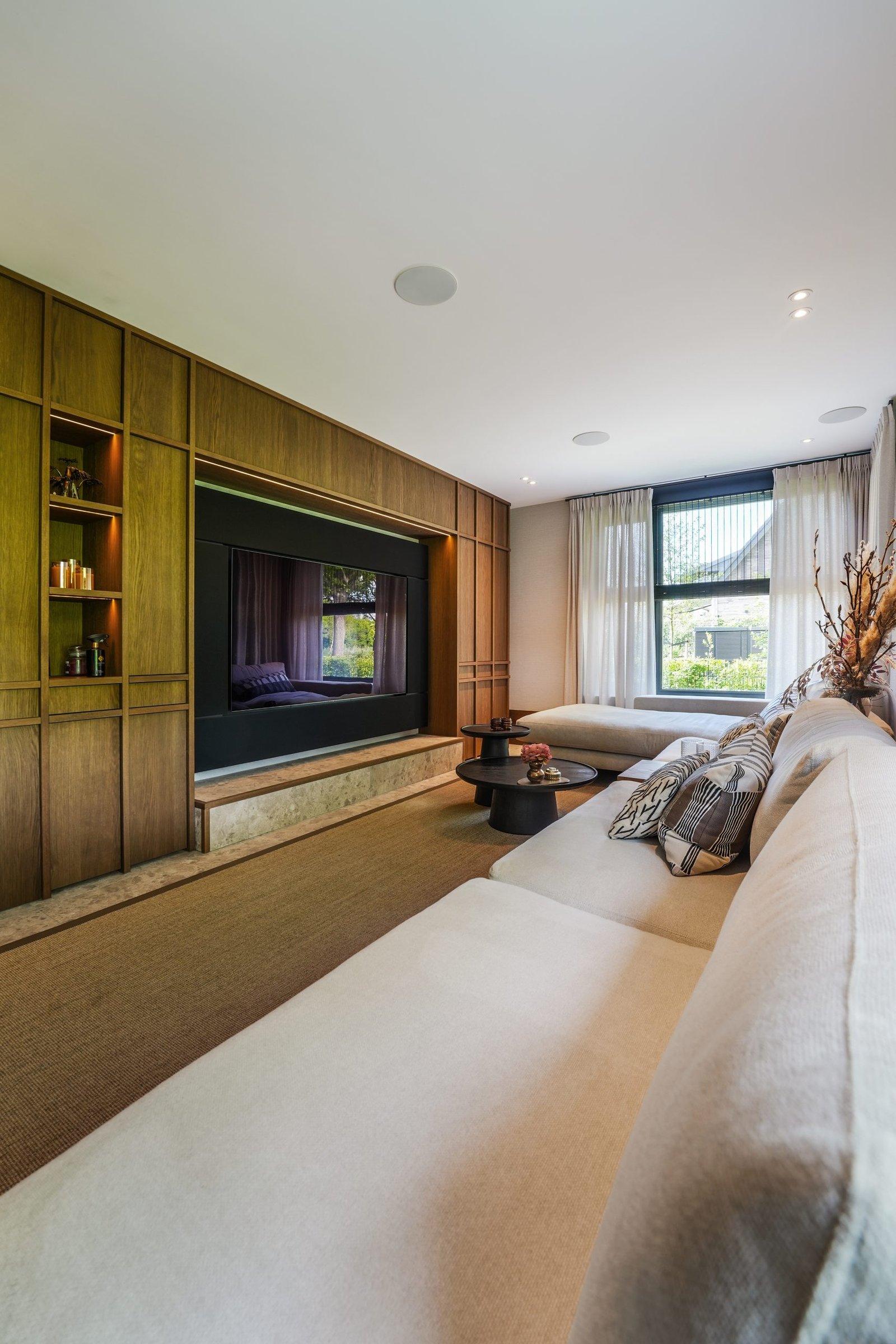 Woonkamer met kastwand en lichtlijnen