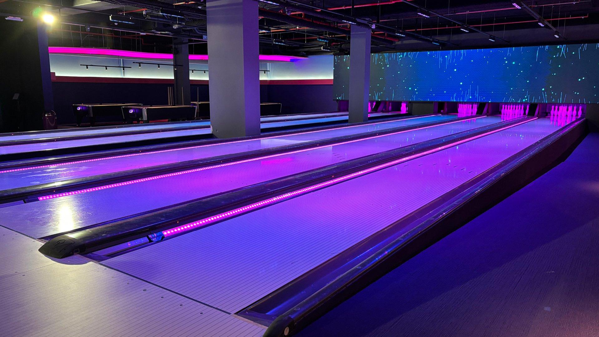 Bowlingbanen in paars licht