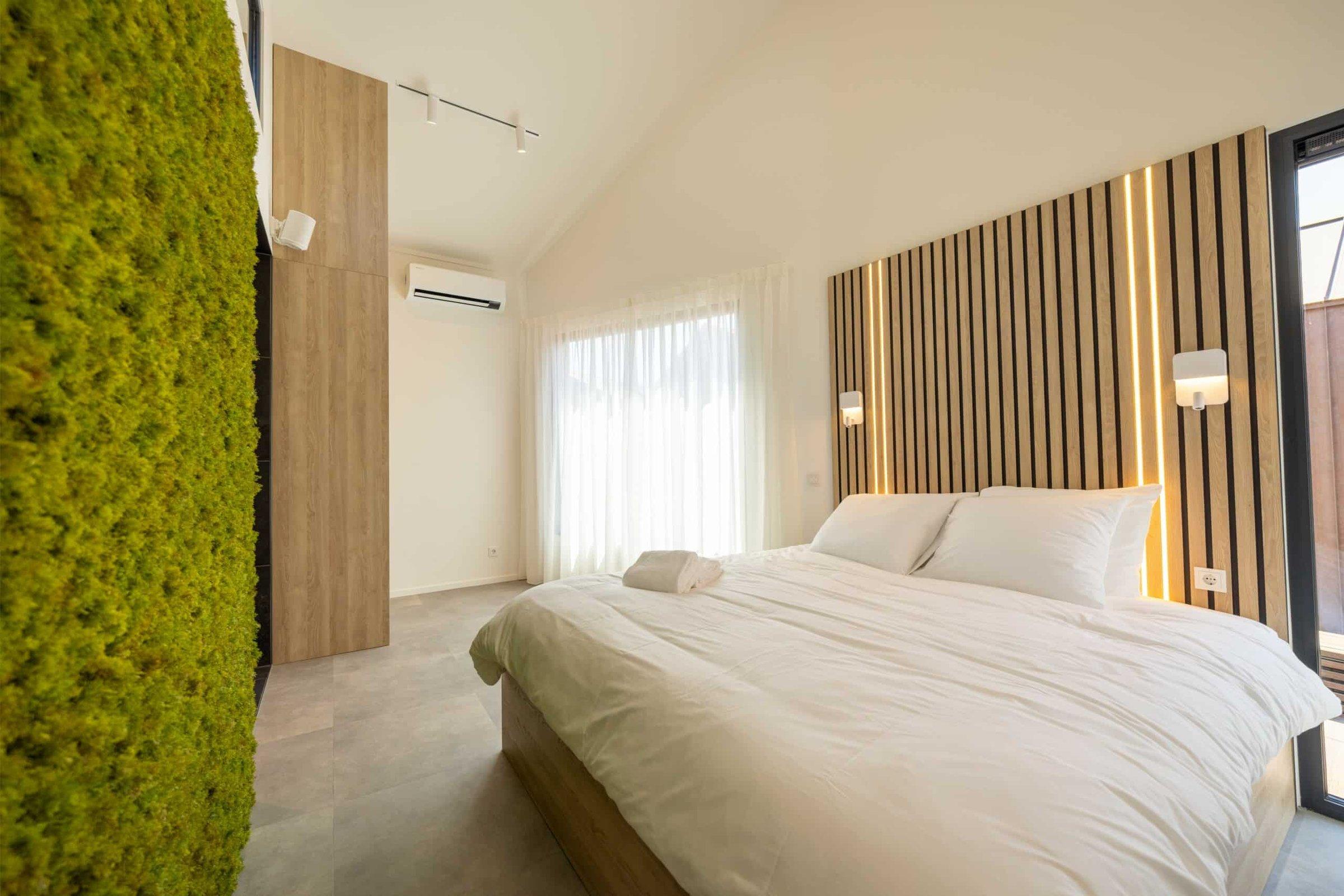 Slaapkamer met mosgroene wand