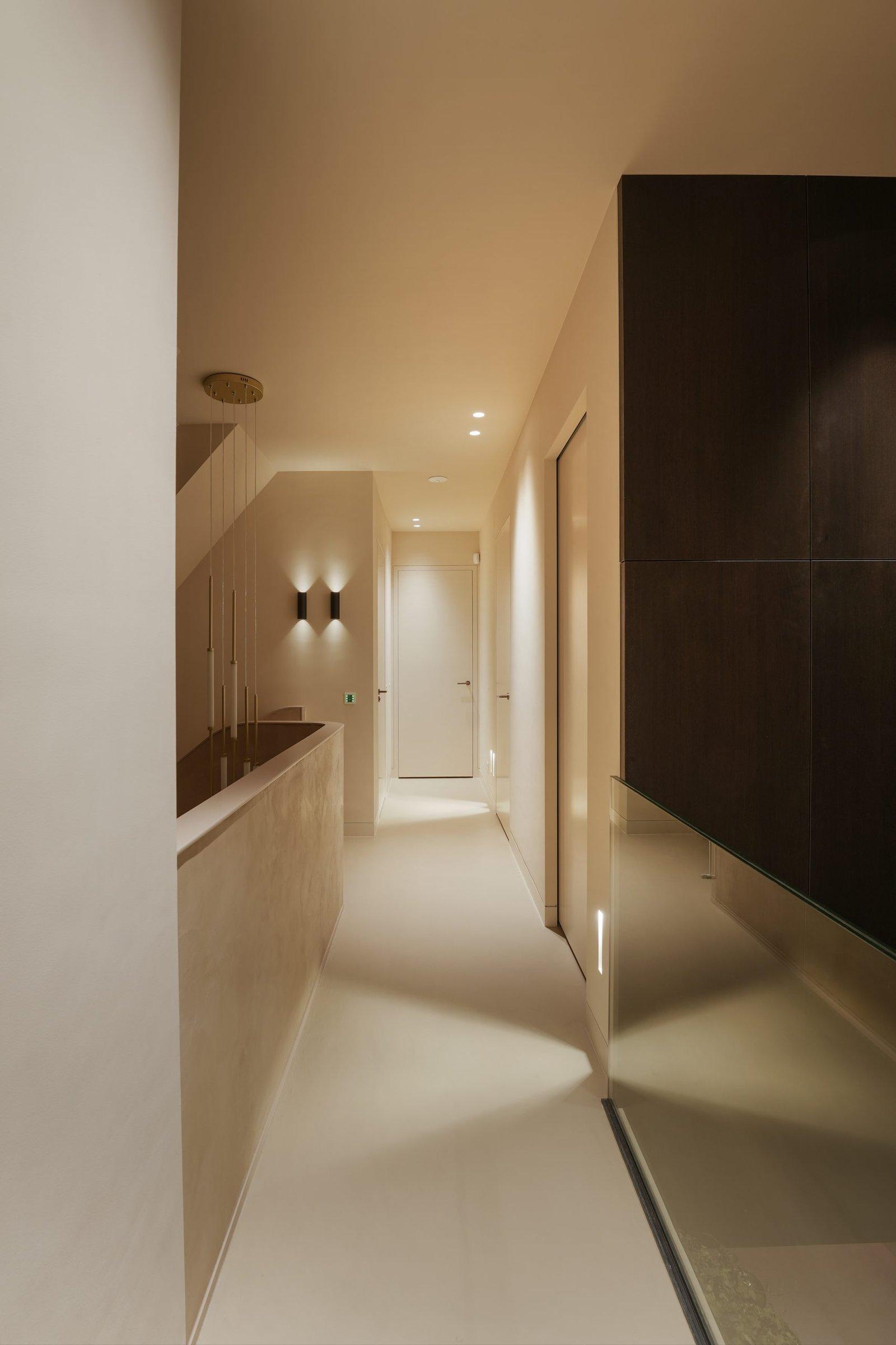 Gang met wandverlichting